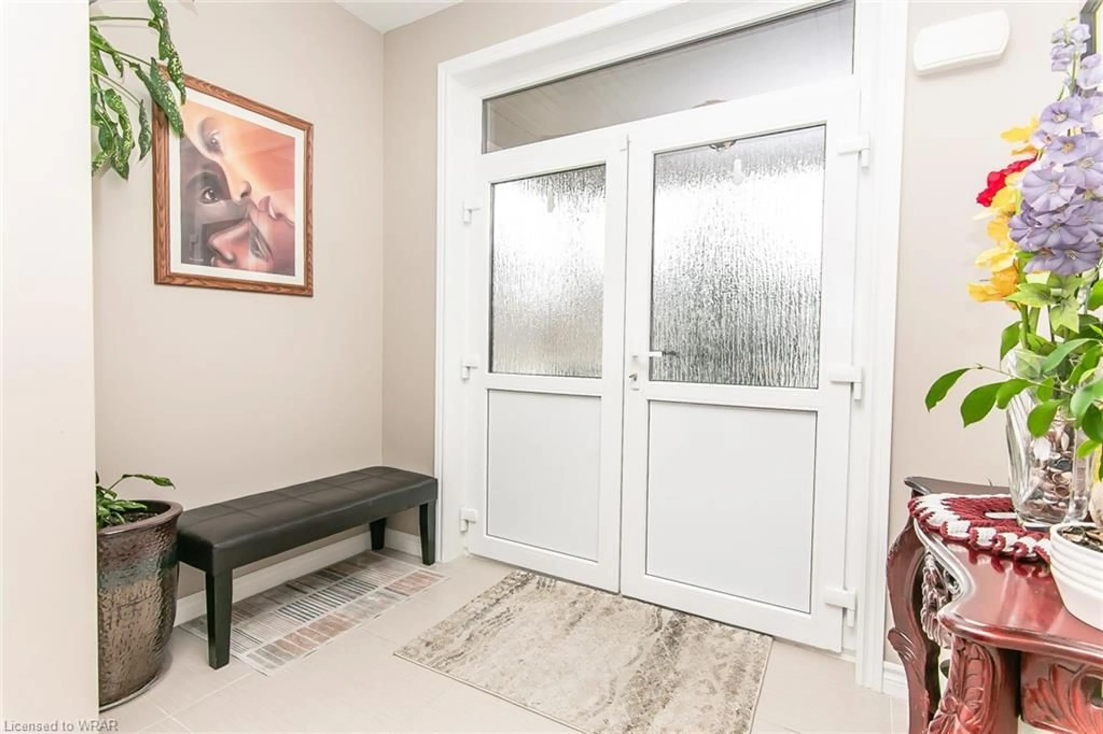 Indoor entryway for 832 Normandy Dr, Woodstock Ontario L4T 0E6