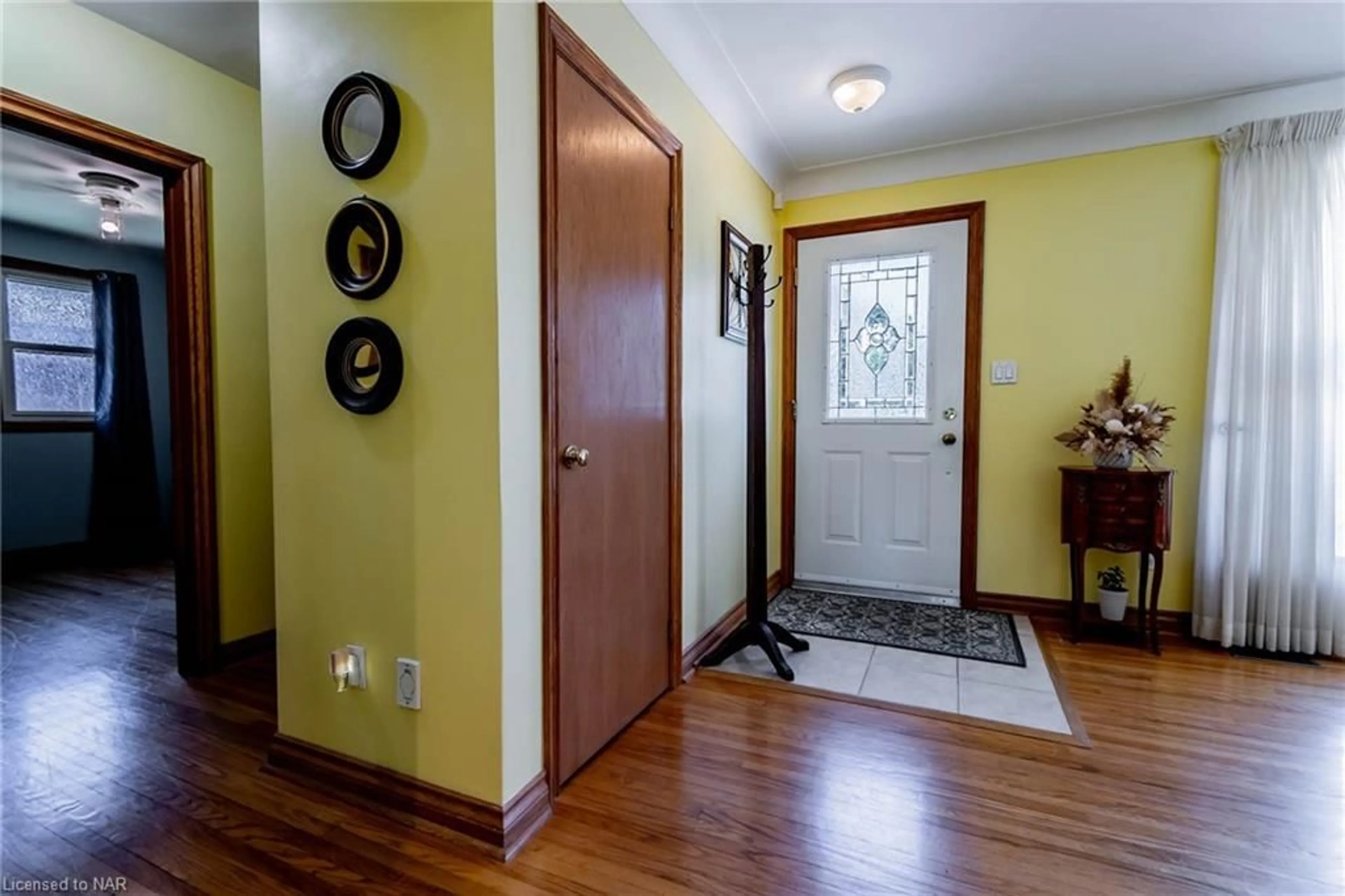 Indoor entryway for 38 Sheba Cres, Port Colborne Ontario L3K 5M5