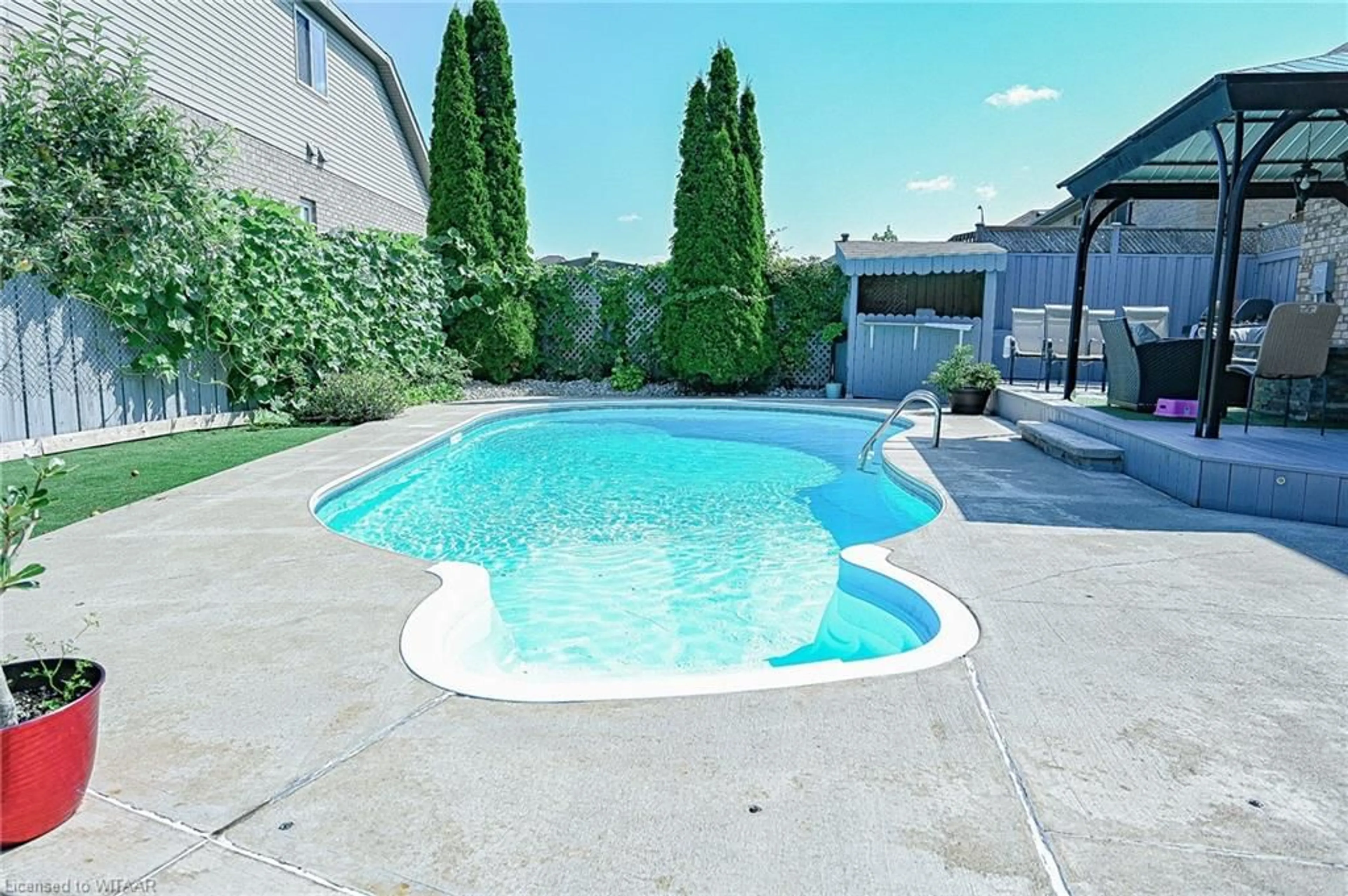 Indoor or outdoor pool for 905 Woodbine Crt, Kitchener Ontario N2R 1X4