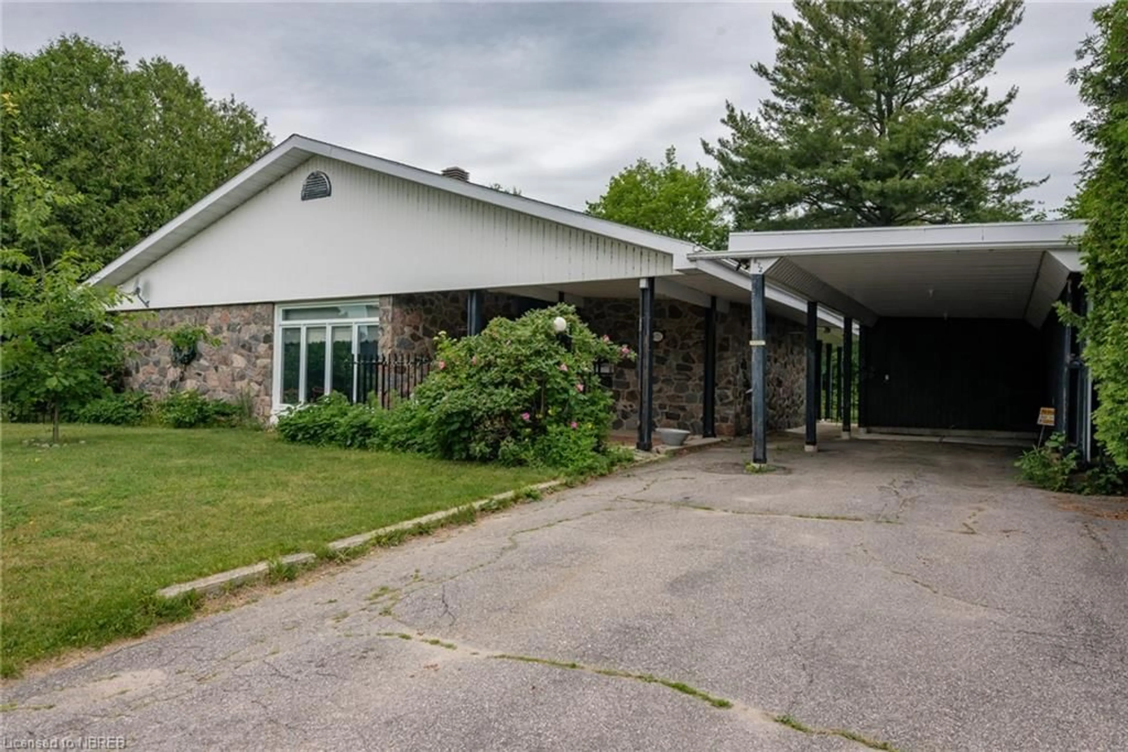 Outside view for 672 Vimy St, North Bay Ontario P1B 5B2