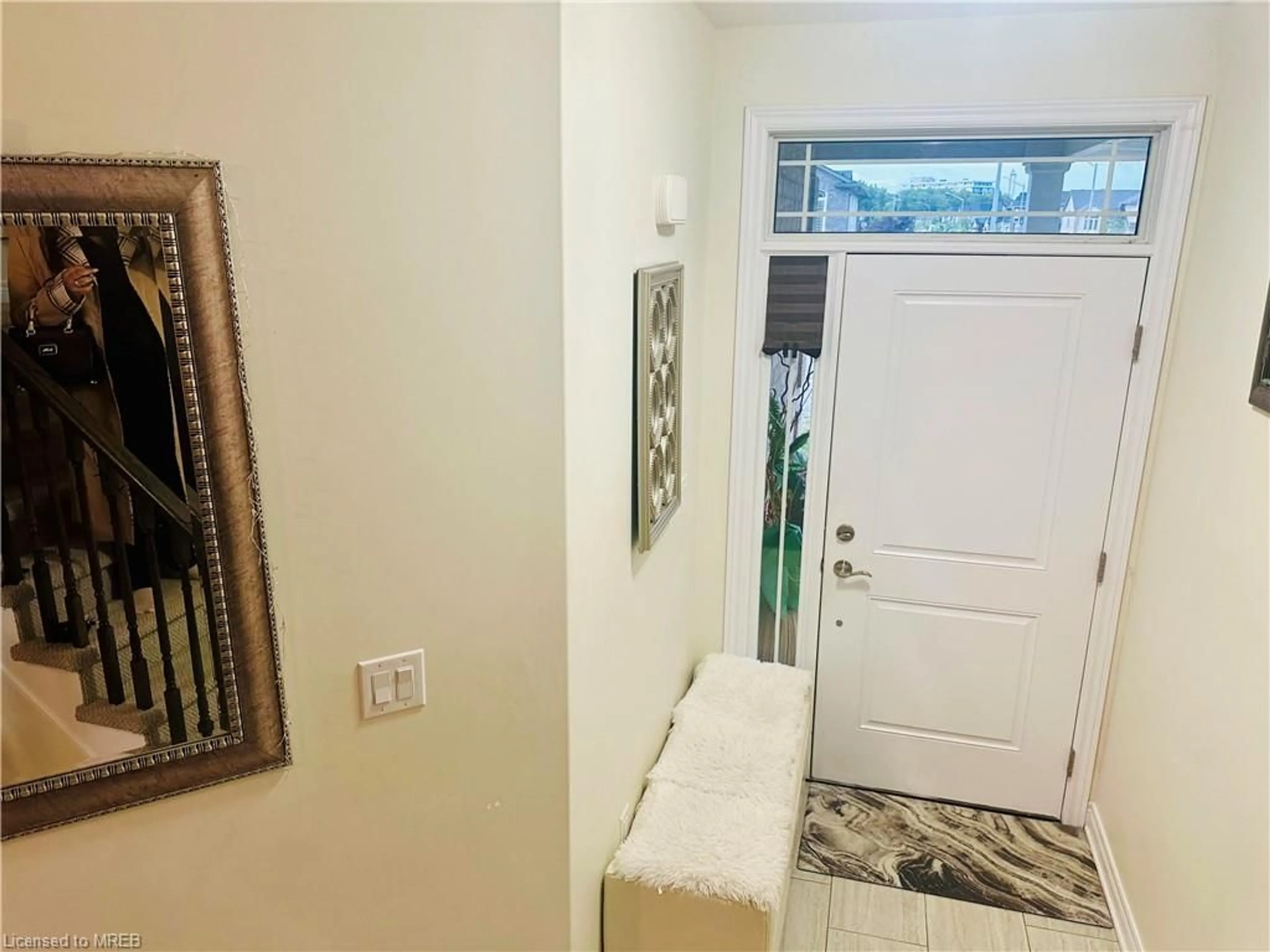 Indoor entryway for 7795 Hanniwell St, Niagara Falls Ontario L2G 0H5