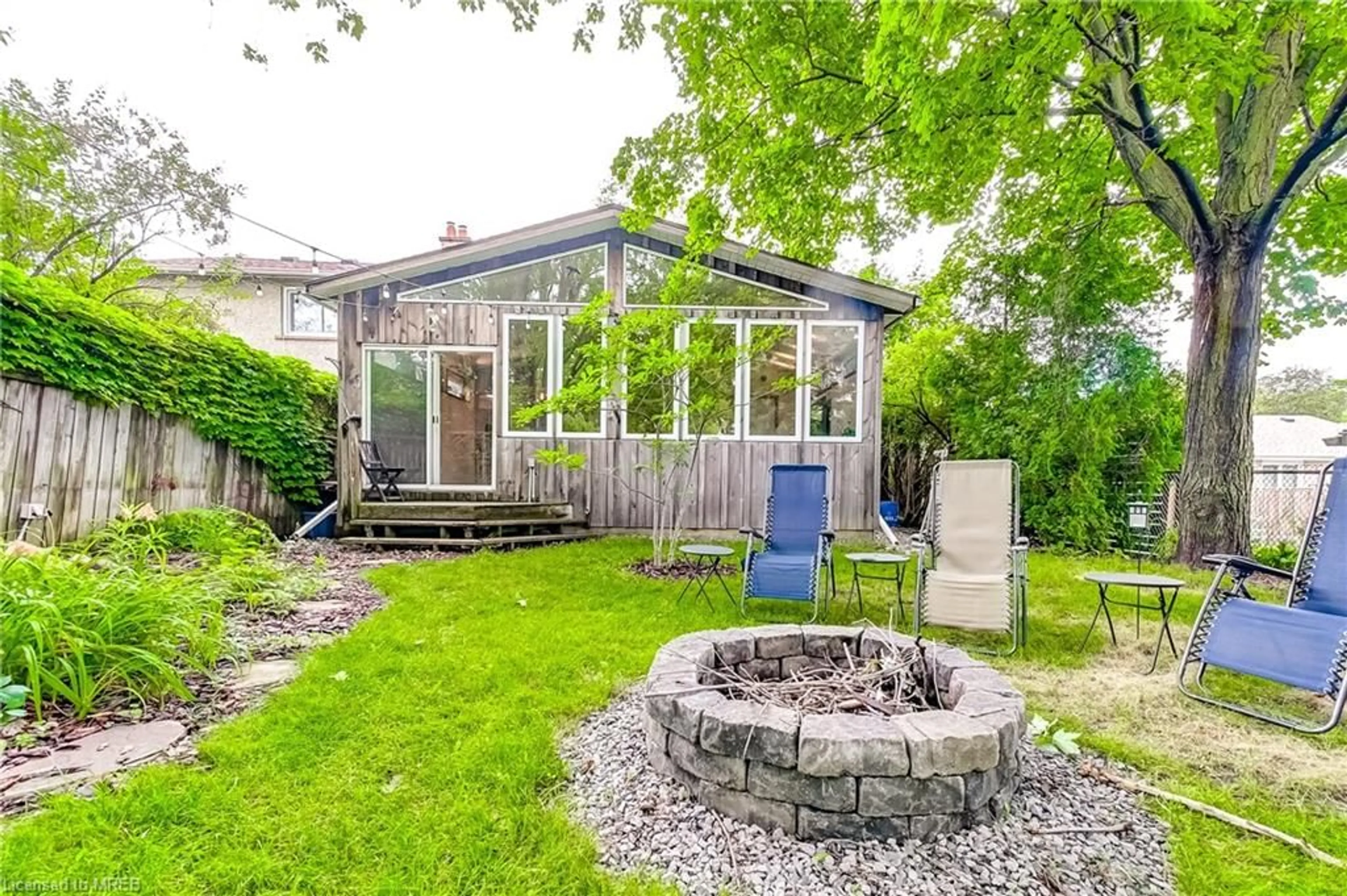 Patio for 148 Heslop Rd, Milton Ontario L9T 1B4