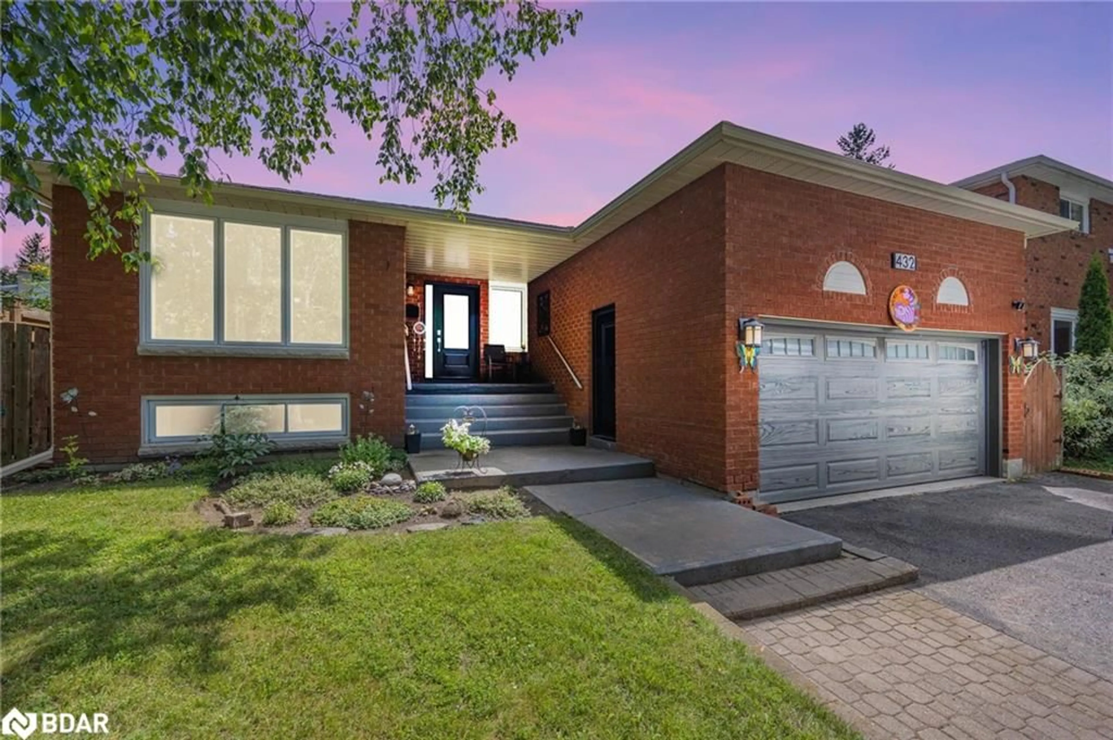 Home with brick exterior material for 432 Innisfil St, Barrie Ontario L4N 5V9