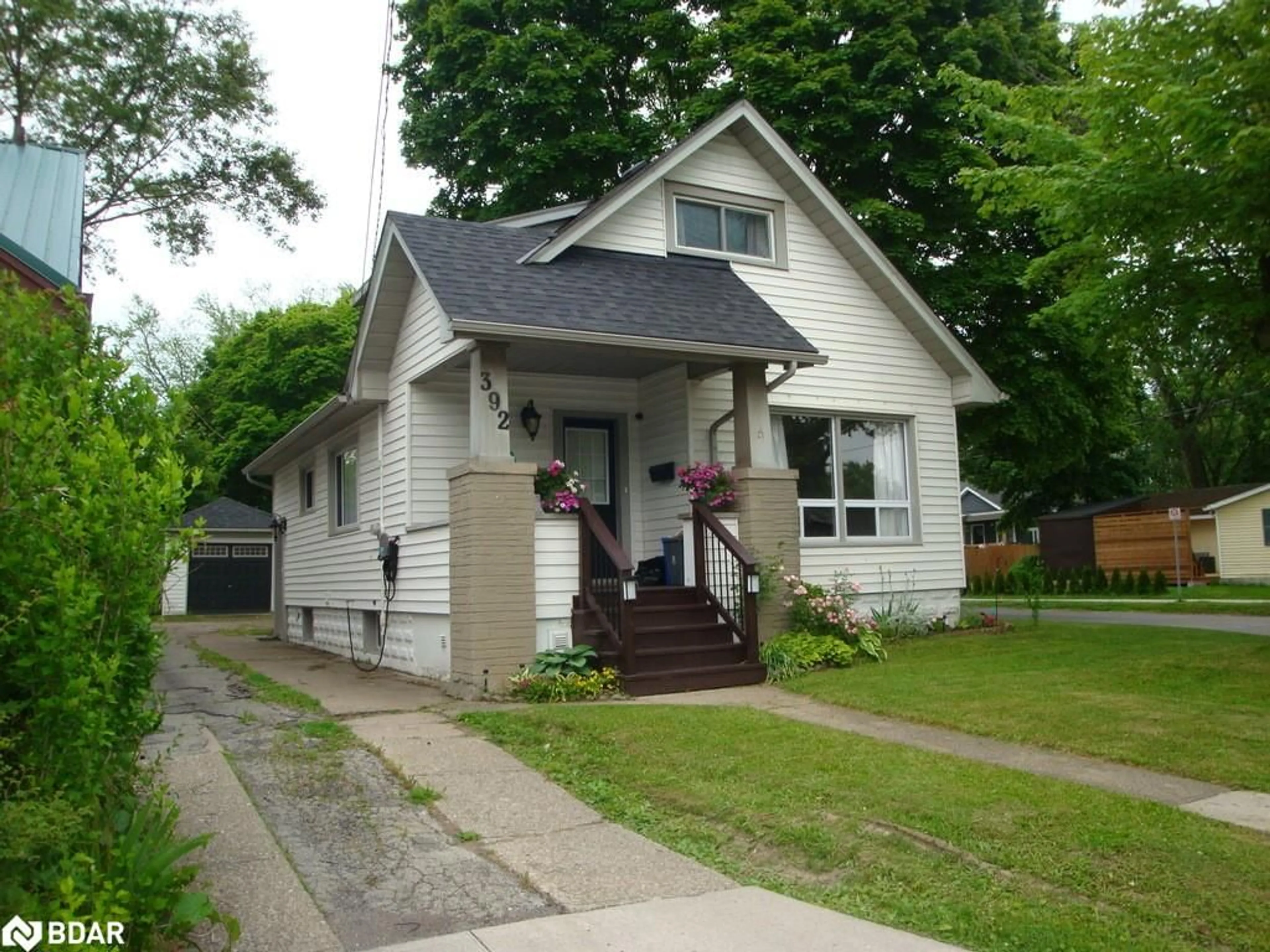Frontside or backside of a home for 392 Niagara St, Welland Ontario L3C 1L2
