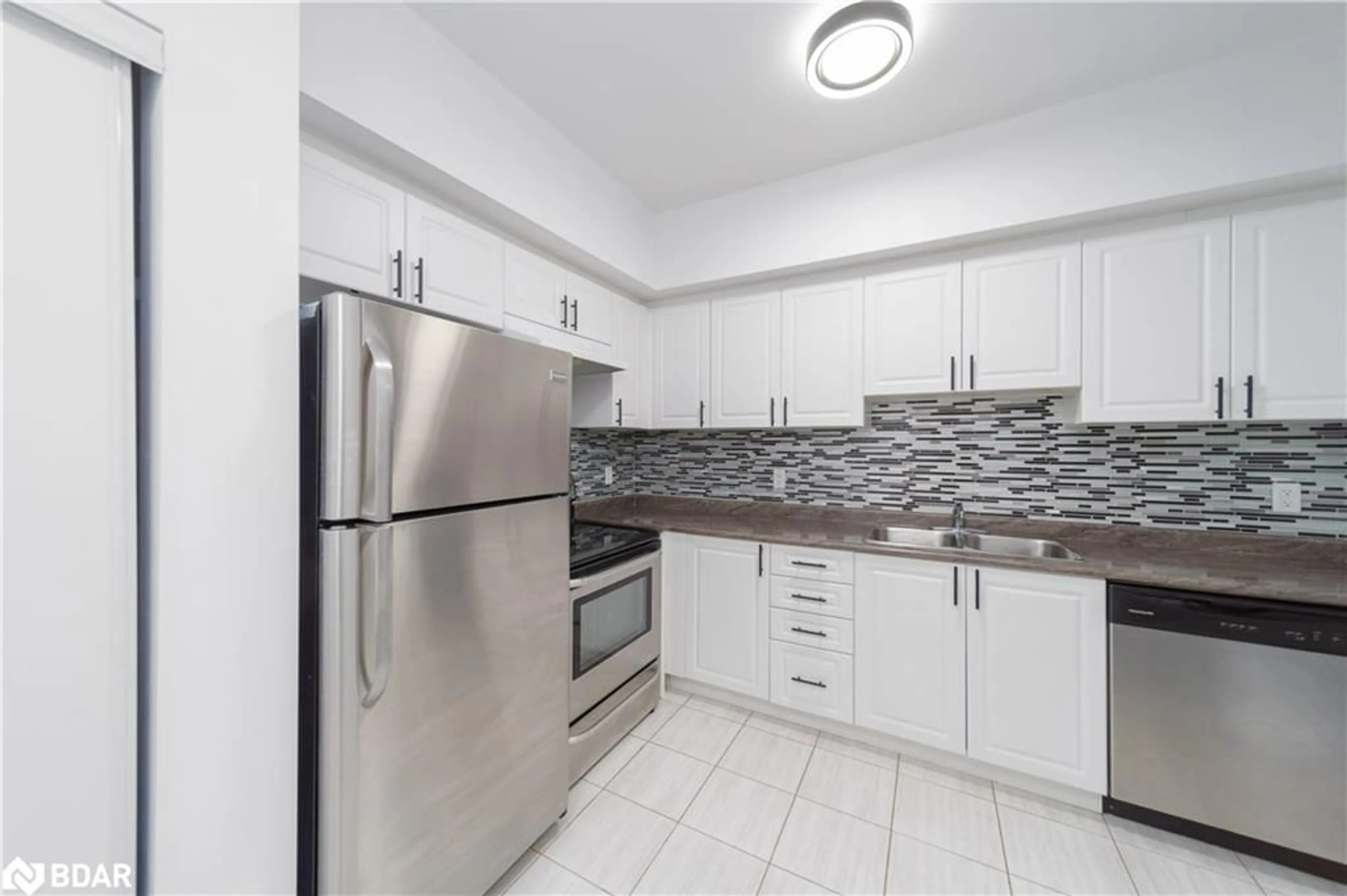 Standard kitchen for 5 Greenwich St #410, Barrie Ontario L4N 7Y8