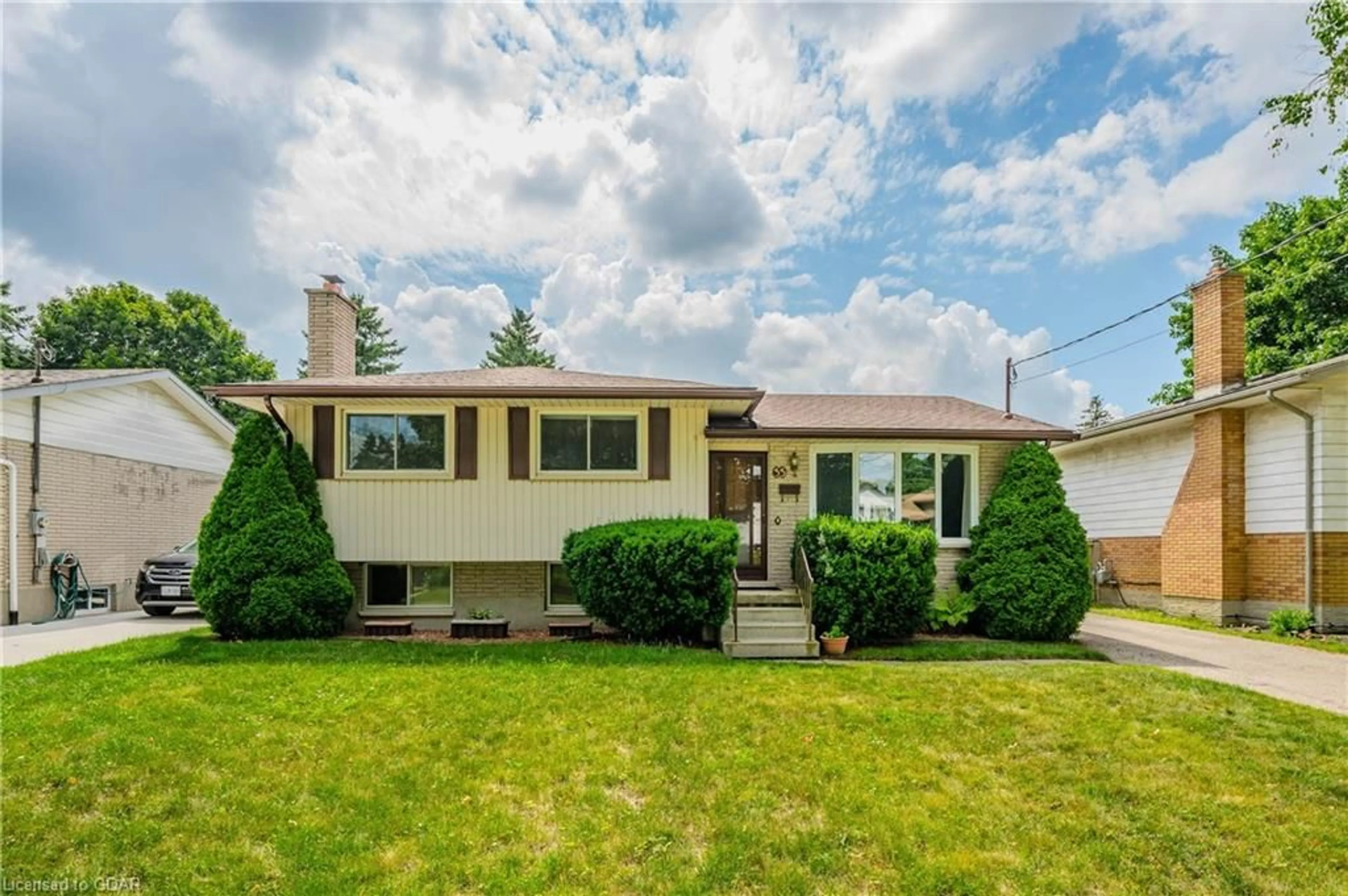 Frontside or backside of a home for 33 Golfview Rd, Guelph Ontario N1E 1A5