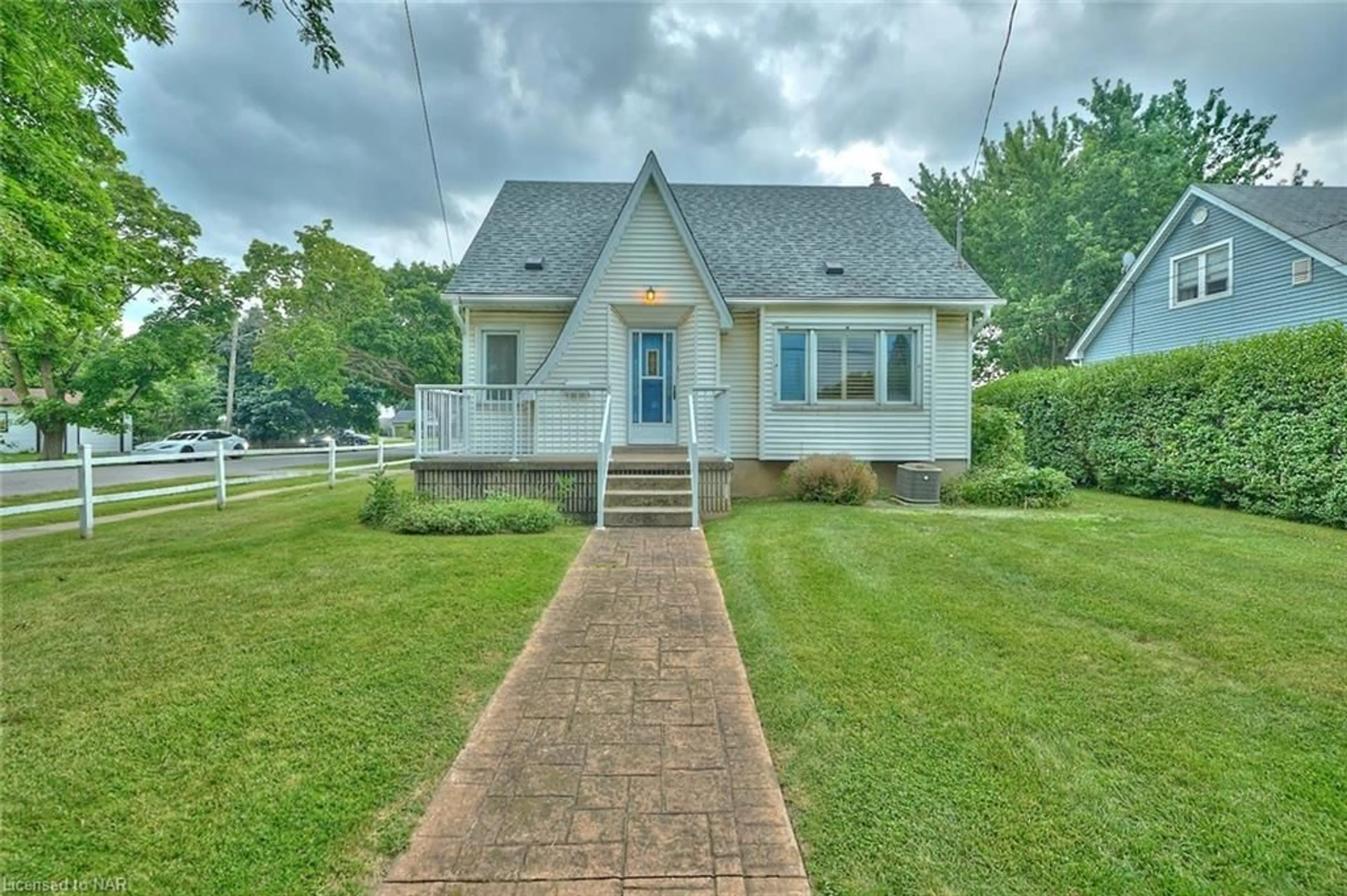 Cottage for 468 Geneva St, St. Catharines Ontario L2N 2H3