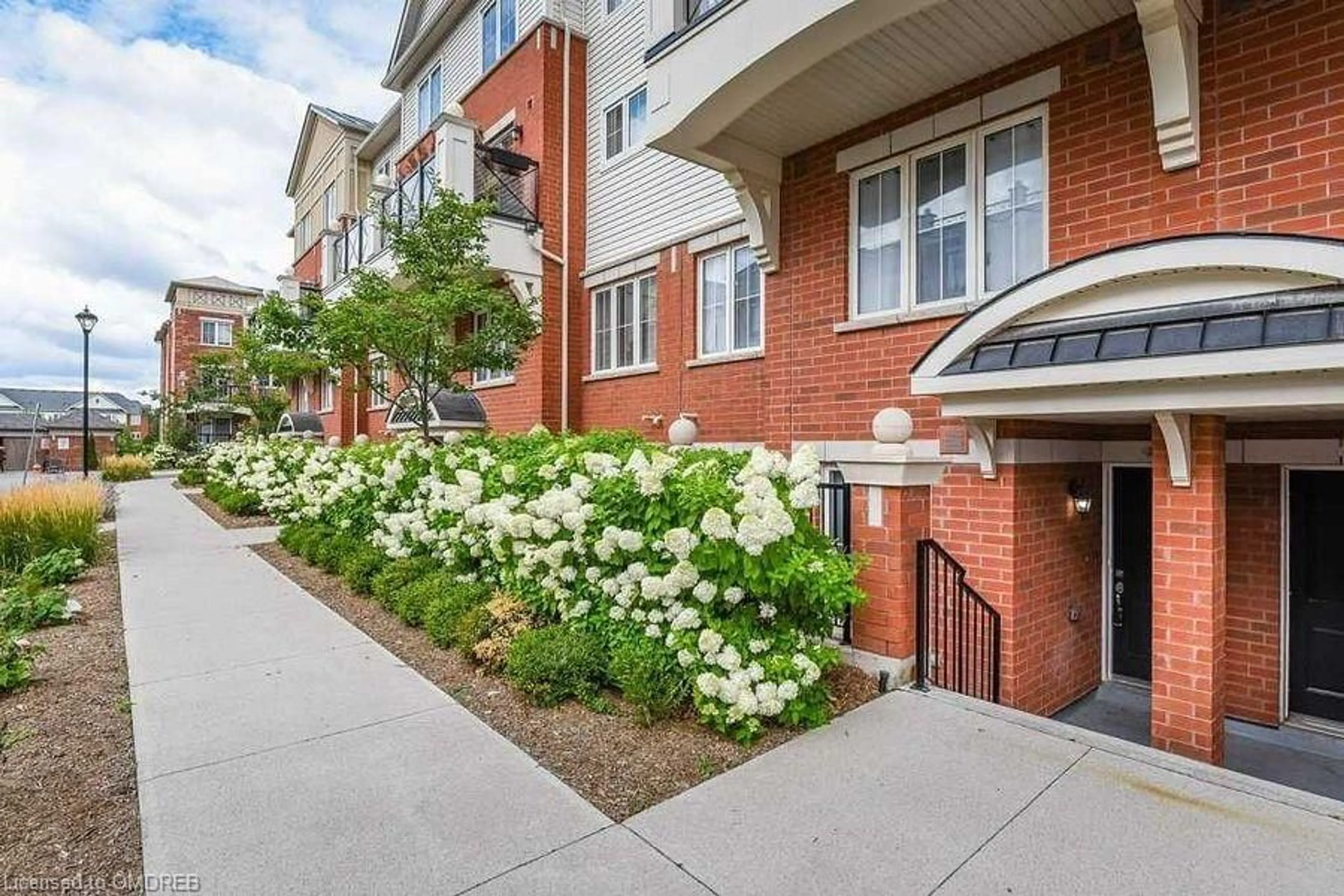 A pic from exterior of the house or condo for 2492 Post Rd #20, Oakville Ontario L6H 0K1