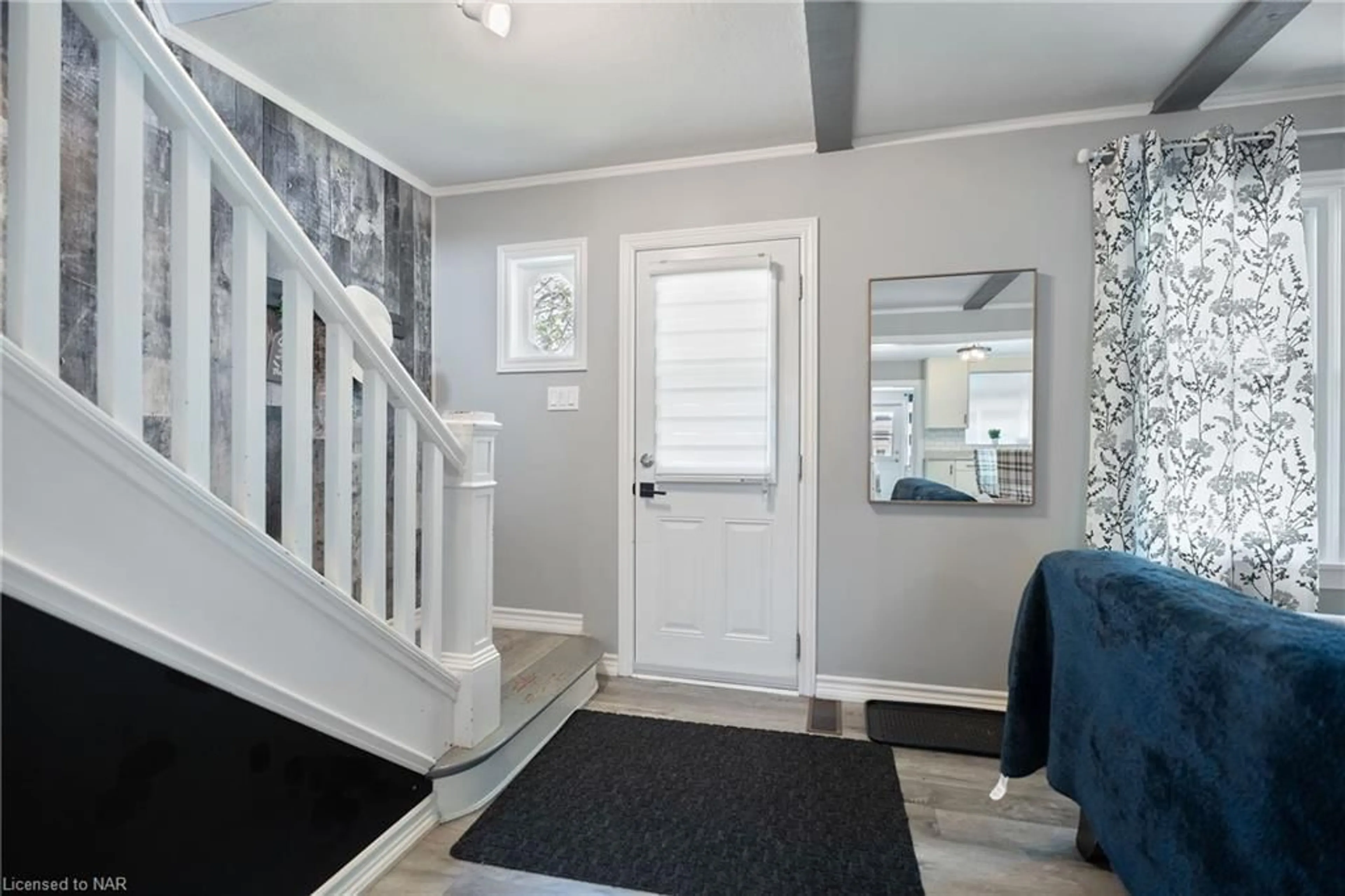 Indoor entryway for 295 Wallace Ave, Welland Ontario L3B 1R8