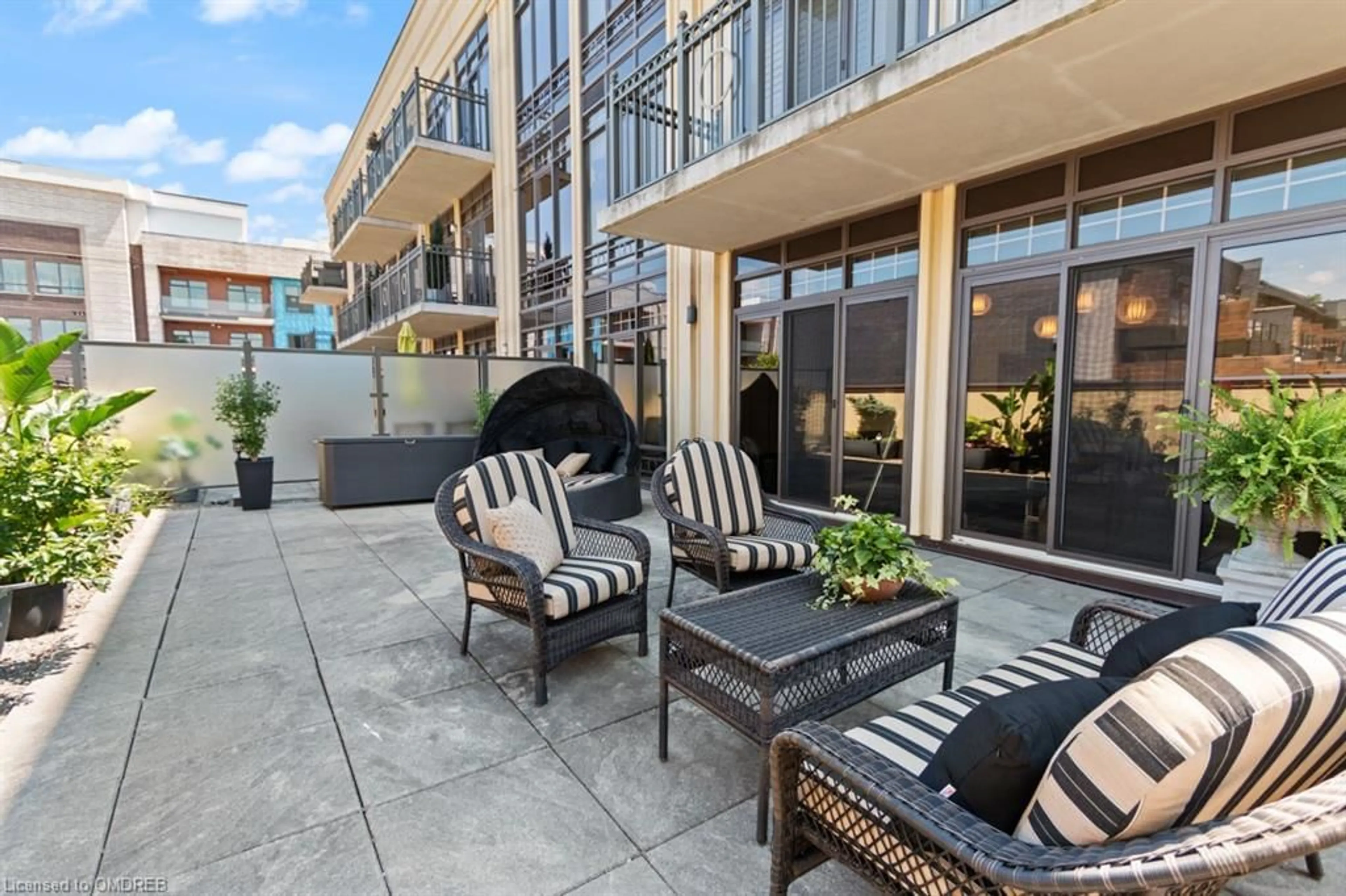 Patio, the front or back of building for 205 Lakeshore Rd Rd #206, Oakville Ontario L6K 0H8