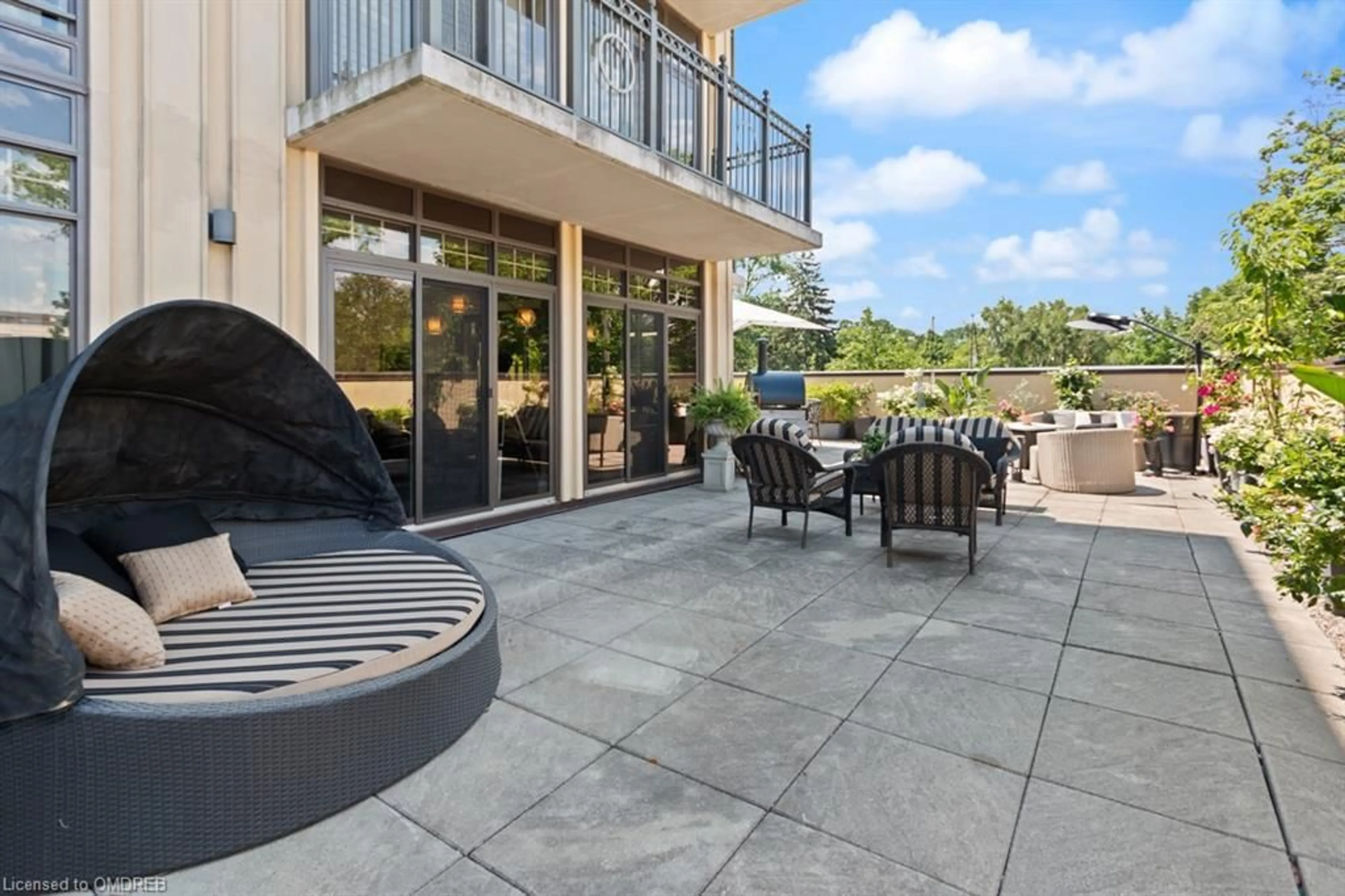 Patio, the front or back of building for 205 Lakeshore Rd Rd #206, Oakville Ontario L6K 0H8