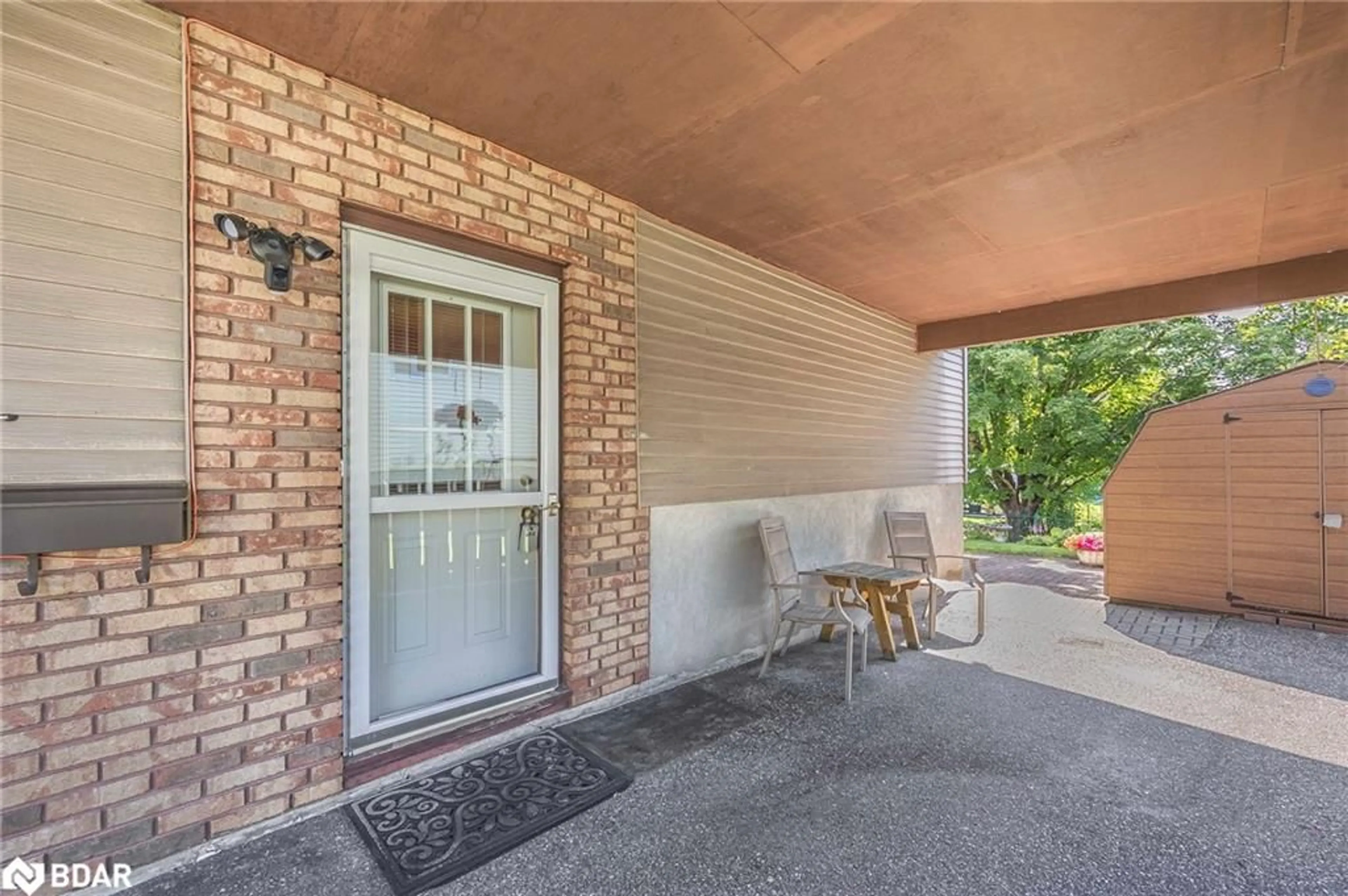 Indoor entryway for 207 Shannon St, Orillia Ontario L3V 7B6