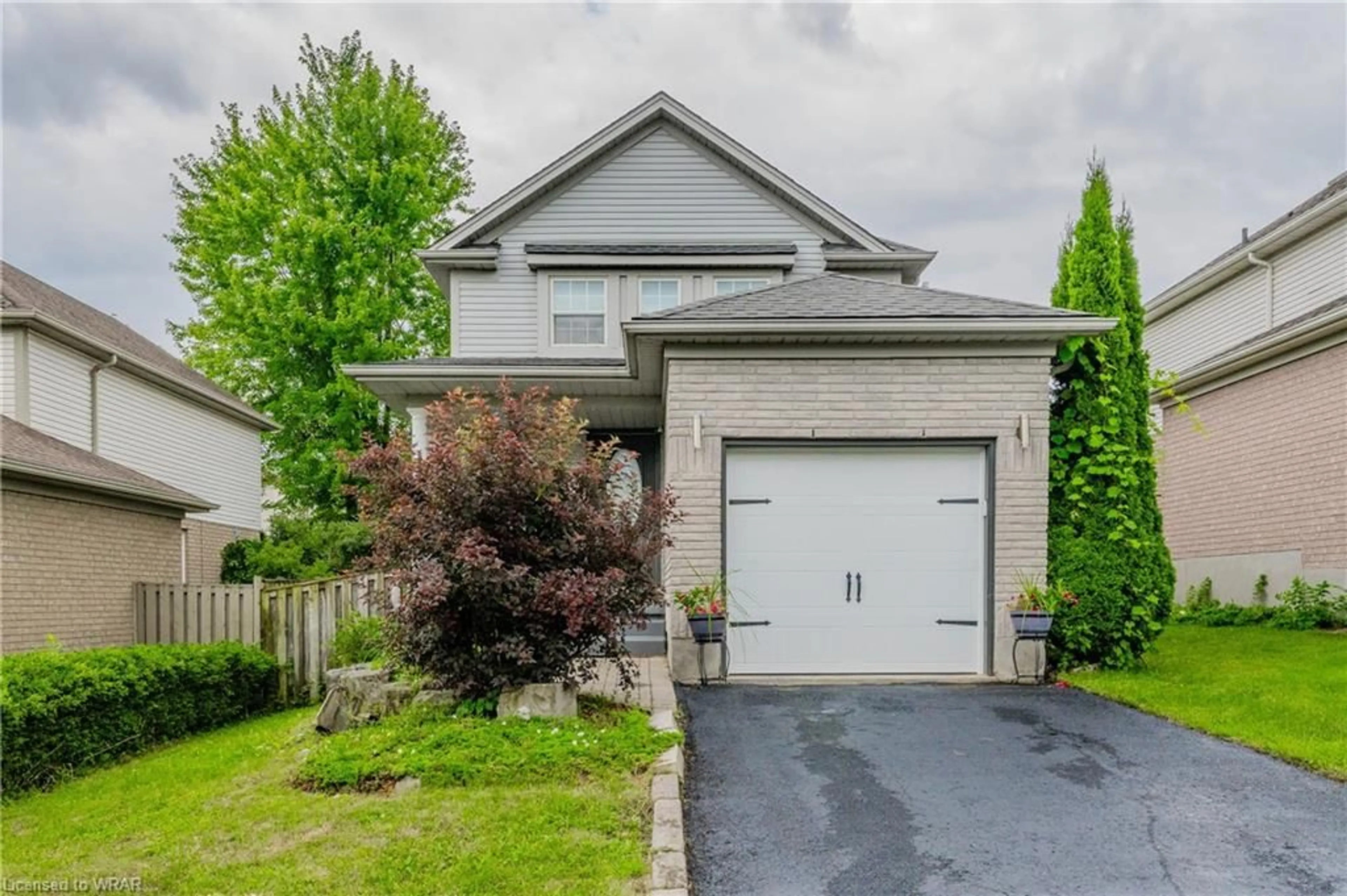 Frontside or backside of a home for 98 Briarmeadow Cres, Kitchener Ontario N2A 4C4