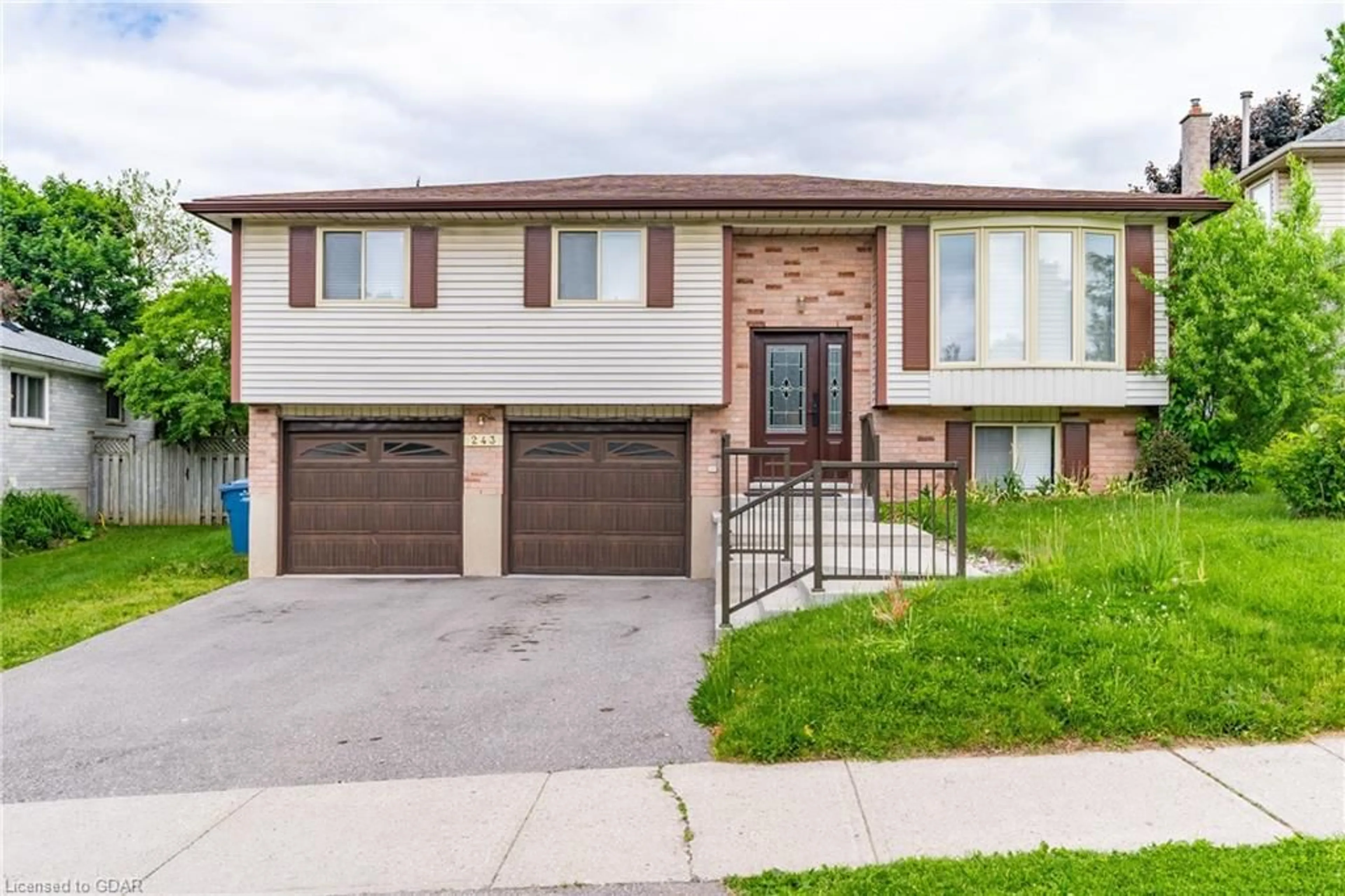 Frontside or backside of a home for 243 Stephanie Dr, Guelph Ontario N1K 1L8