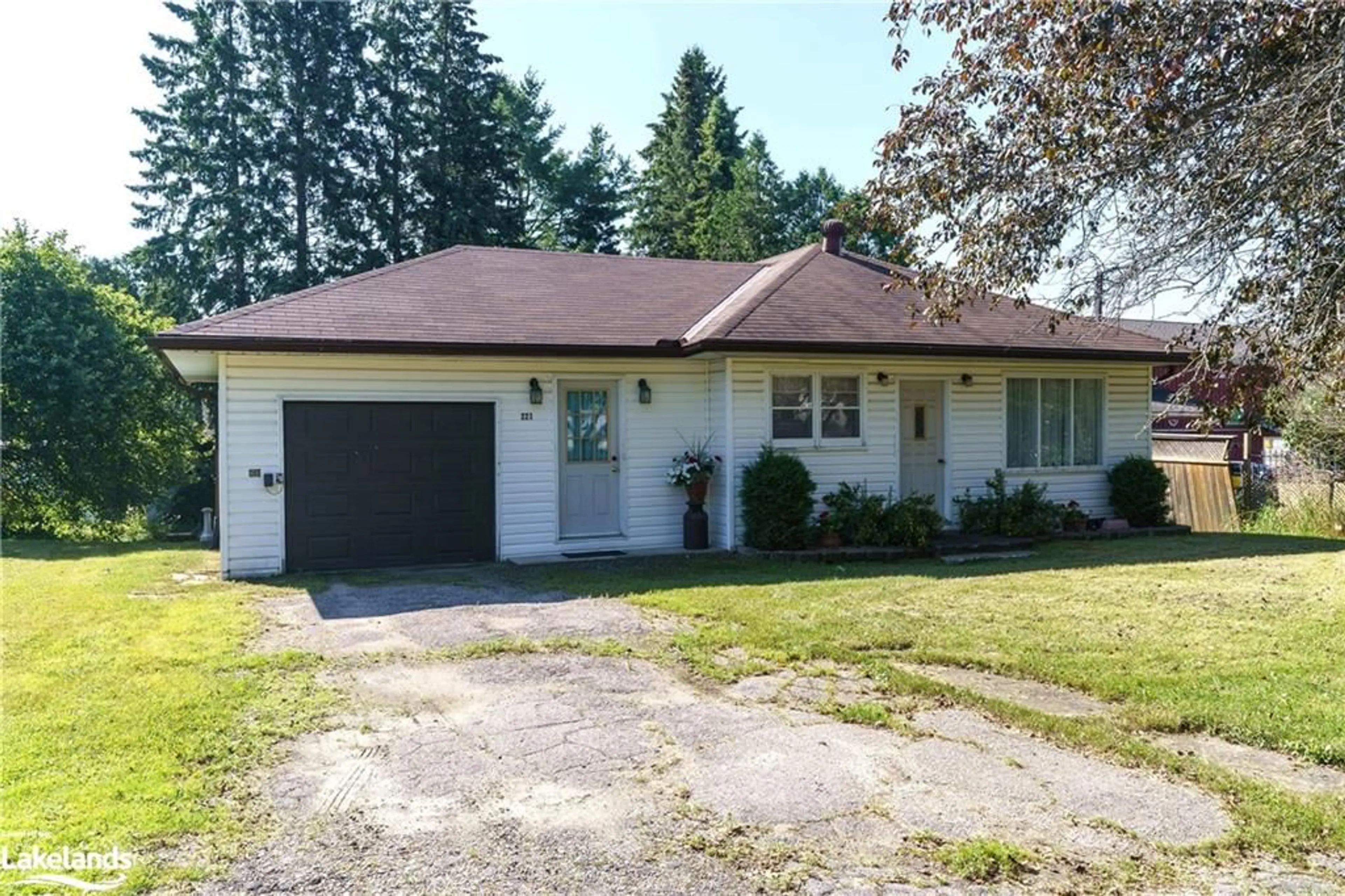 Frontside or backside of a home for 221 Main St, Huntsville Ontario P1H 1Y1