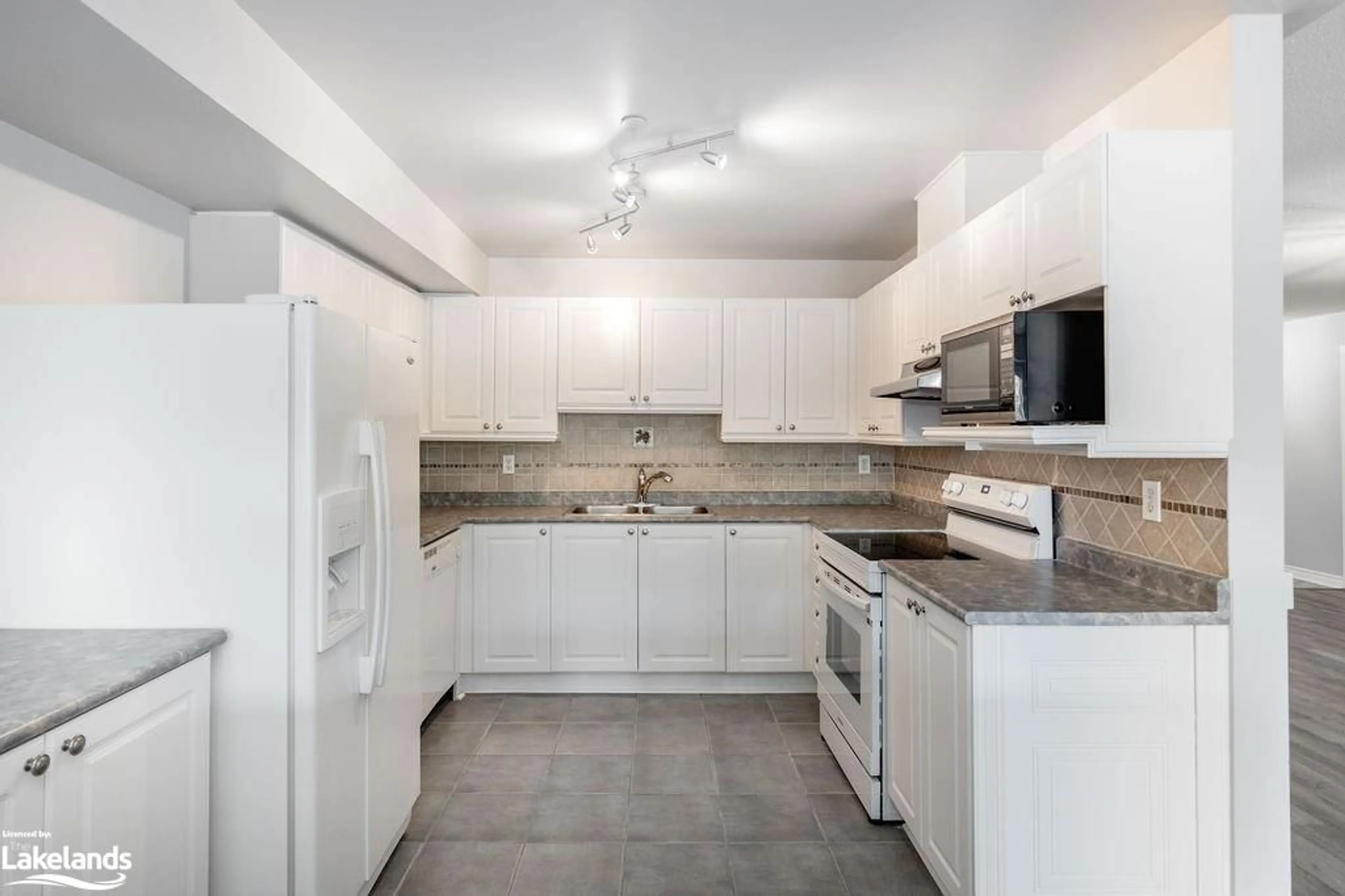 Standard kitchen for 4 Beck Blvd #205, Penetang Ontario L9M 2H3