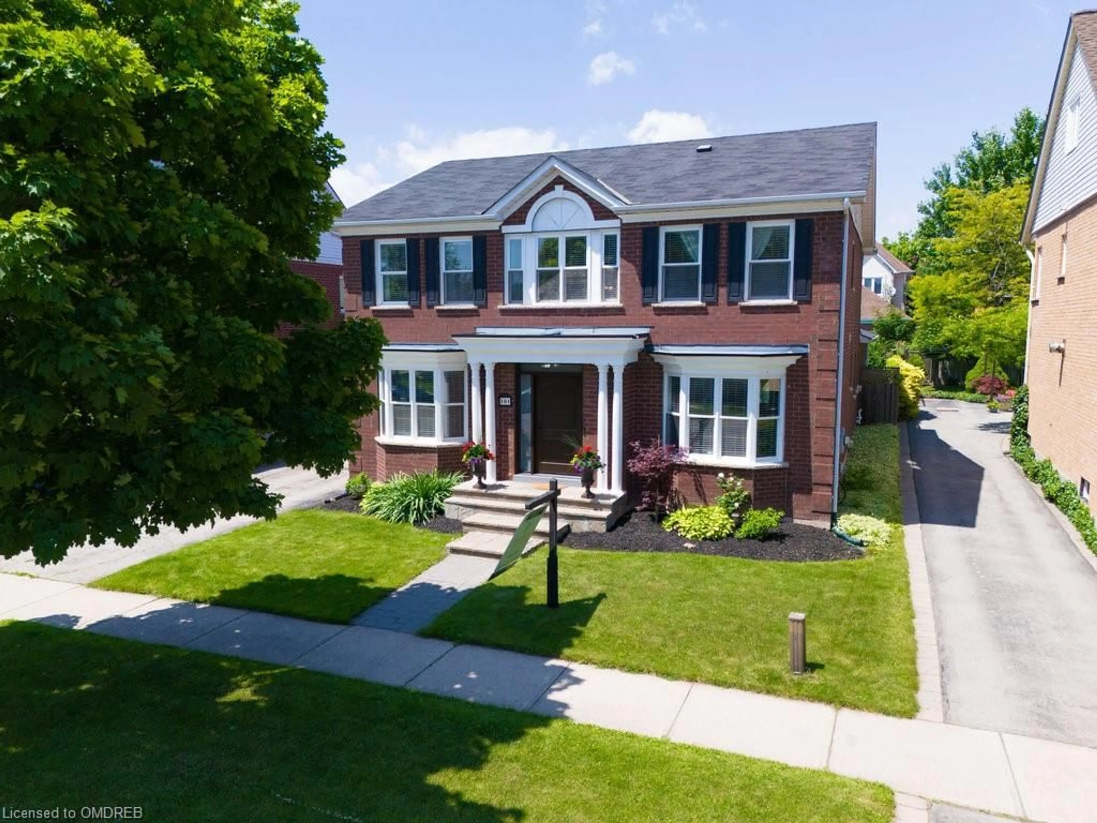 Home with brick exterior material for 101 River Glen Blvd, Oakville Ontario L6H 5Z5