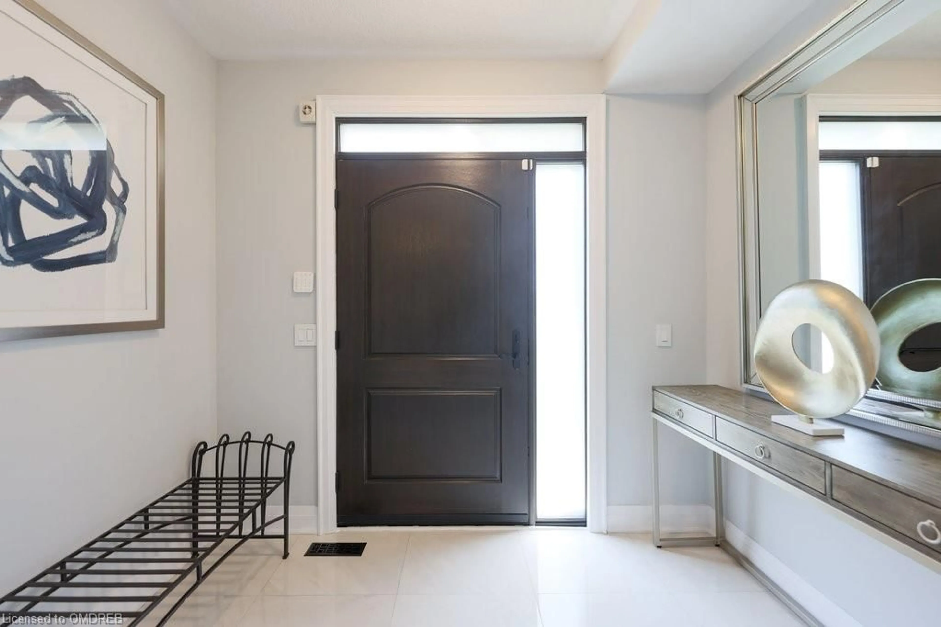 Indoor entryway for 101 River Glen Blvd, Oakville Ontario L6H 5Z5