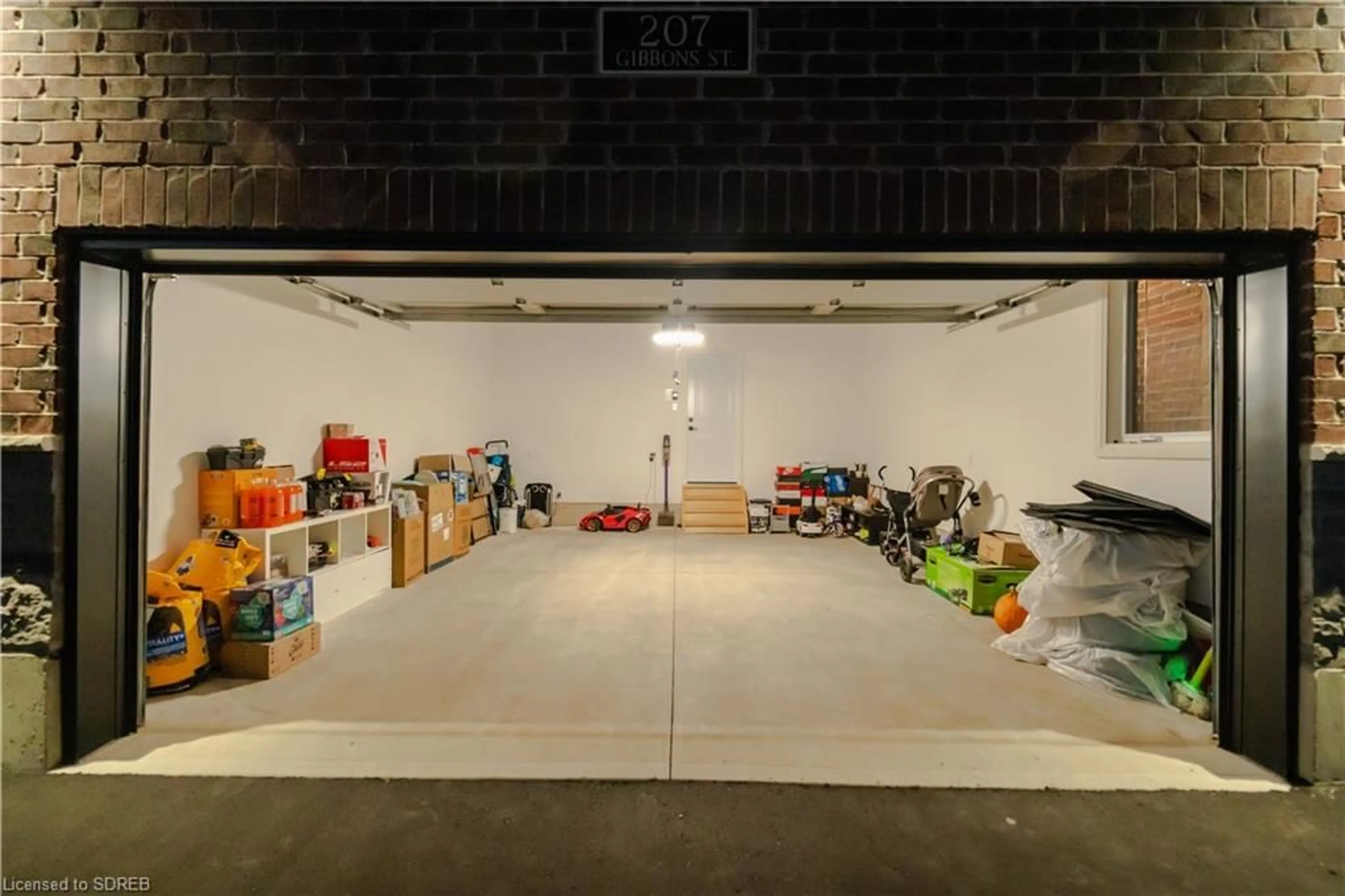 Indoor garage for 207 Gibbons St, Waterford Ontario N0E 1Y0