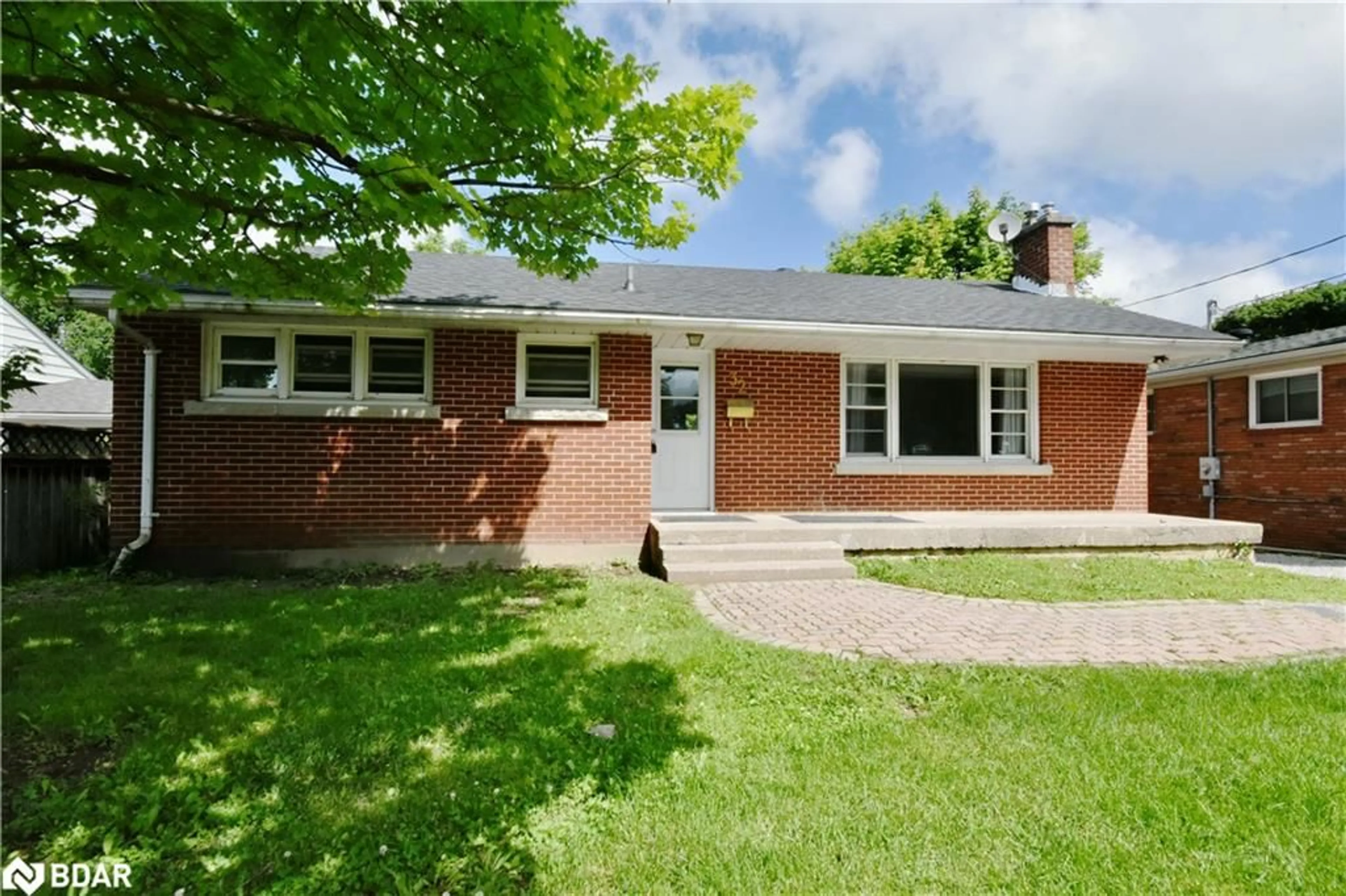 Frontside or backside of a home for 32 Shannon St, Barrie Ontario L4M 2K8