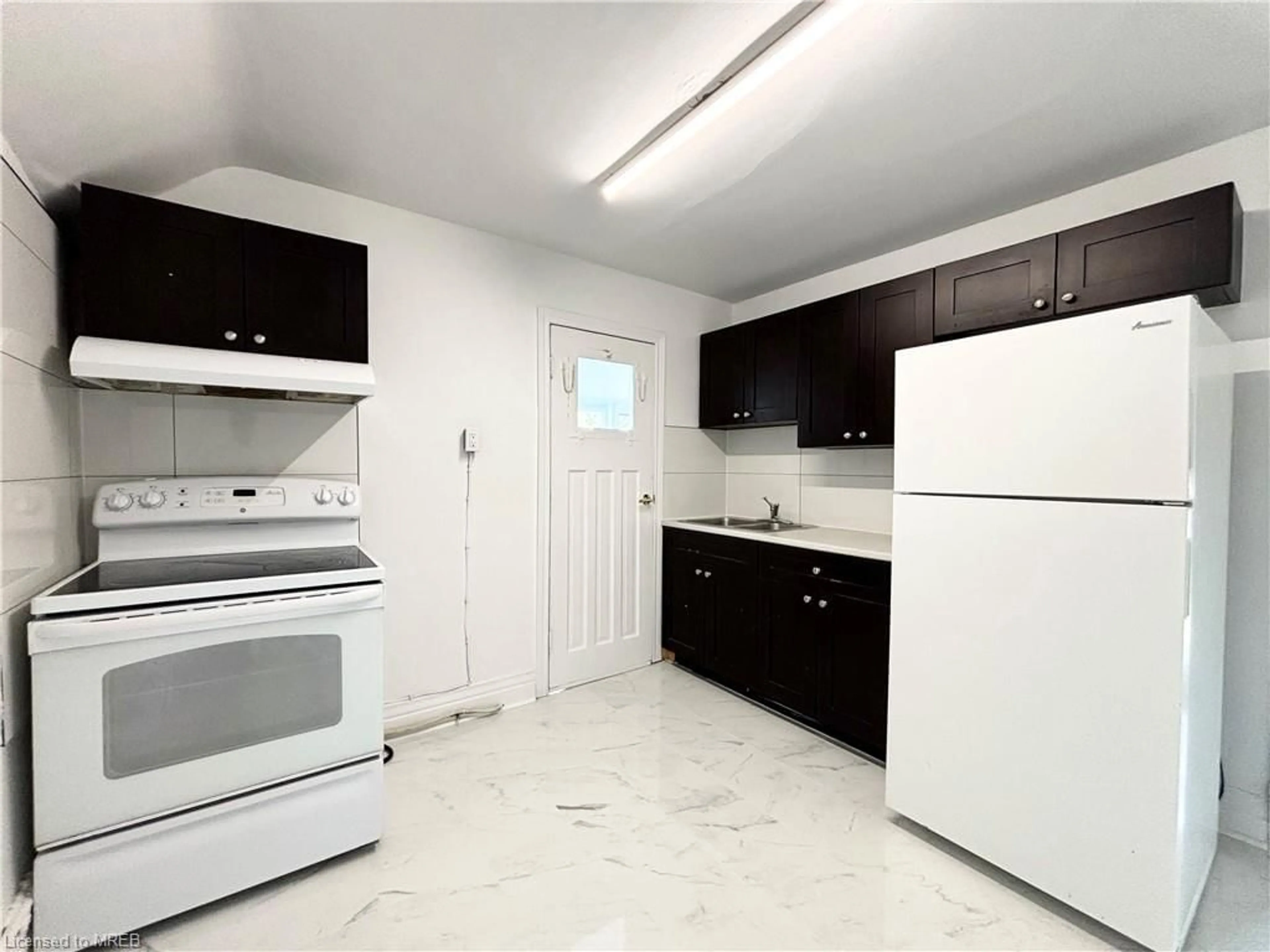 Standard kitchen for 176 Church St, St. Catharines Ontario L2R 3E7