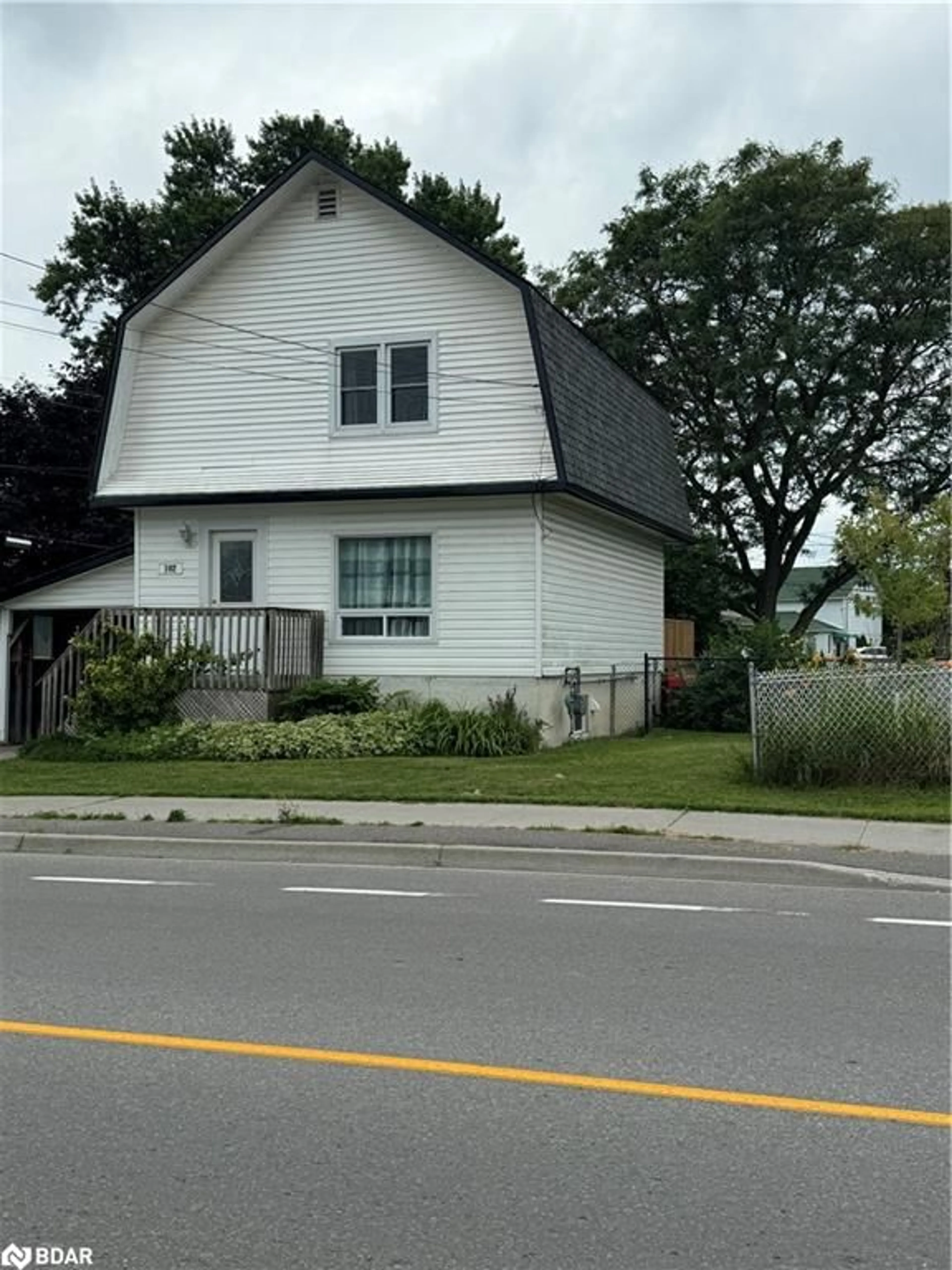 Frontside or backside of a home for 102 Yeomans St, Belleville Ontario K8P 3X7