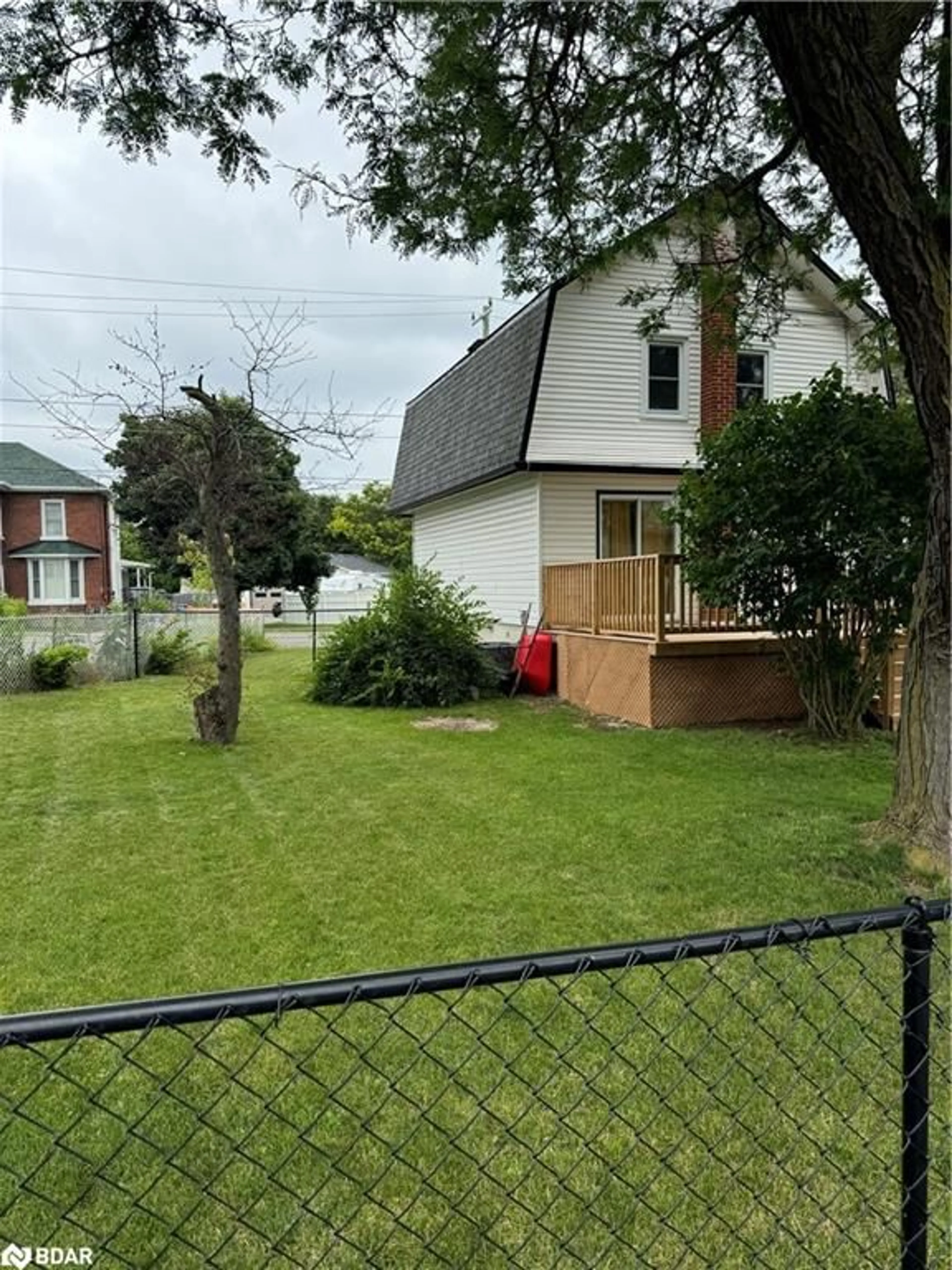 Fenced yard for 102 Yeomans St, Belleville Ontario K8P 3X7