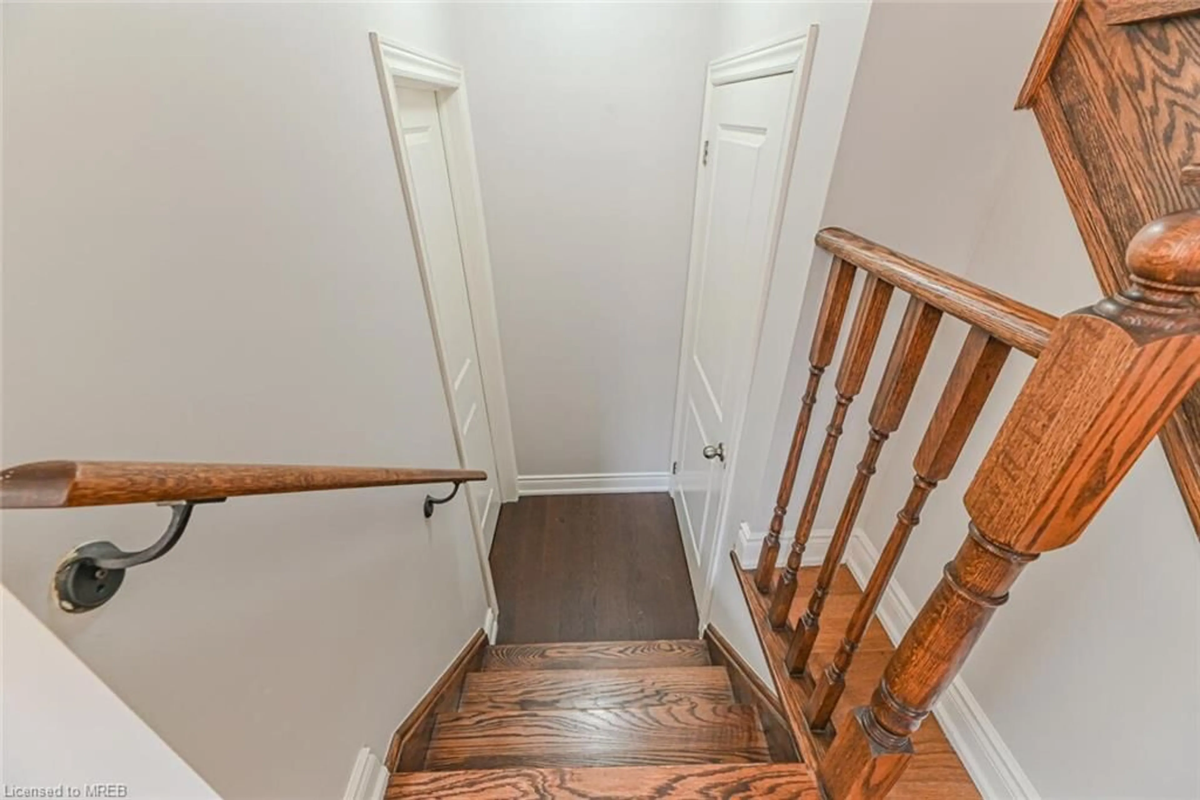 Stairs for 110 Narbonne Cres, Hamilton Ontario L8J 0J6