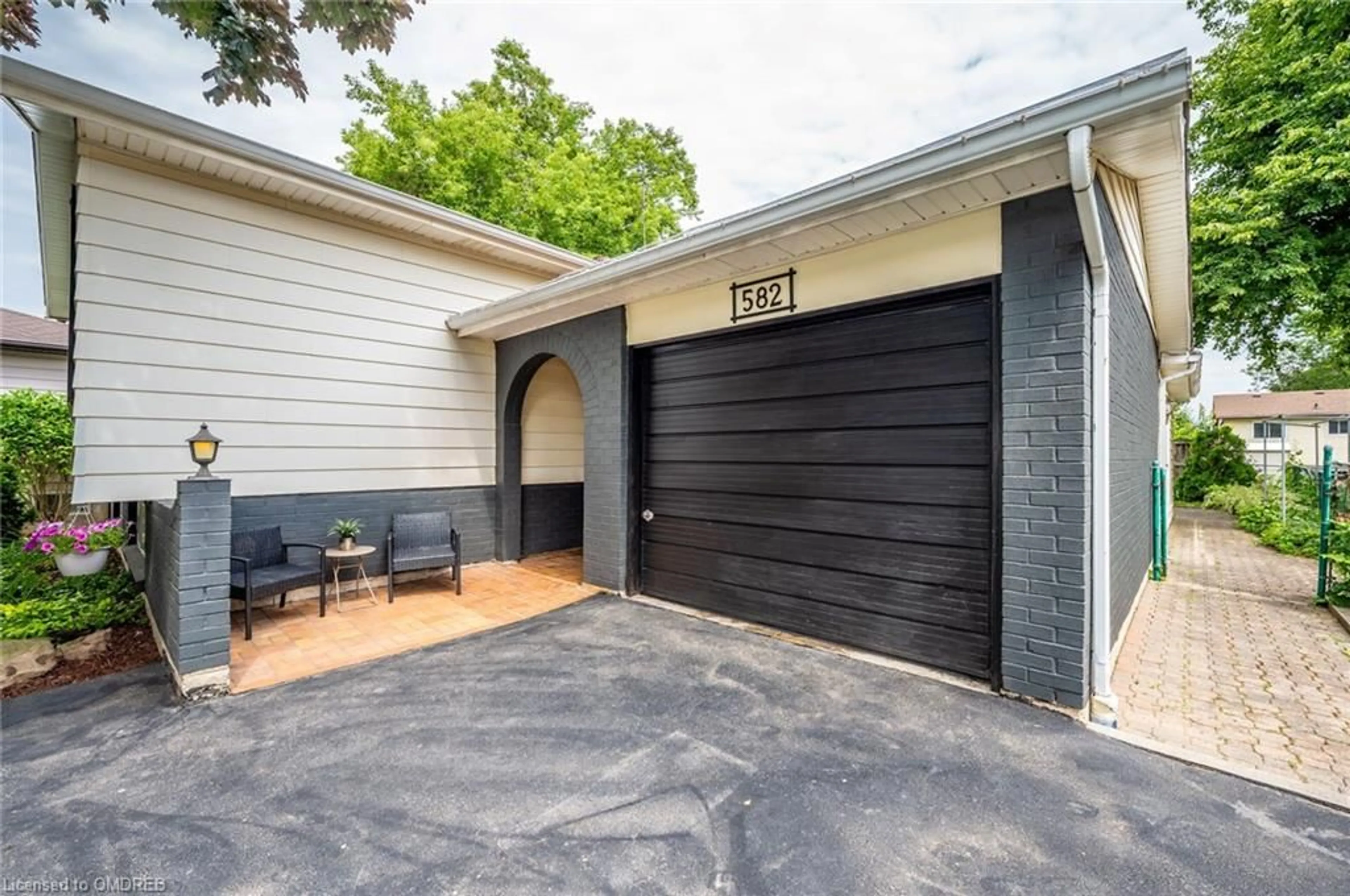 Indoor garage for 582 Strathcona Crt, Milton Ontario L9T 3B5