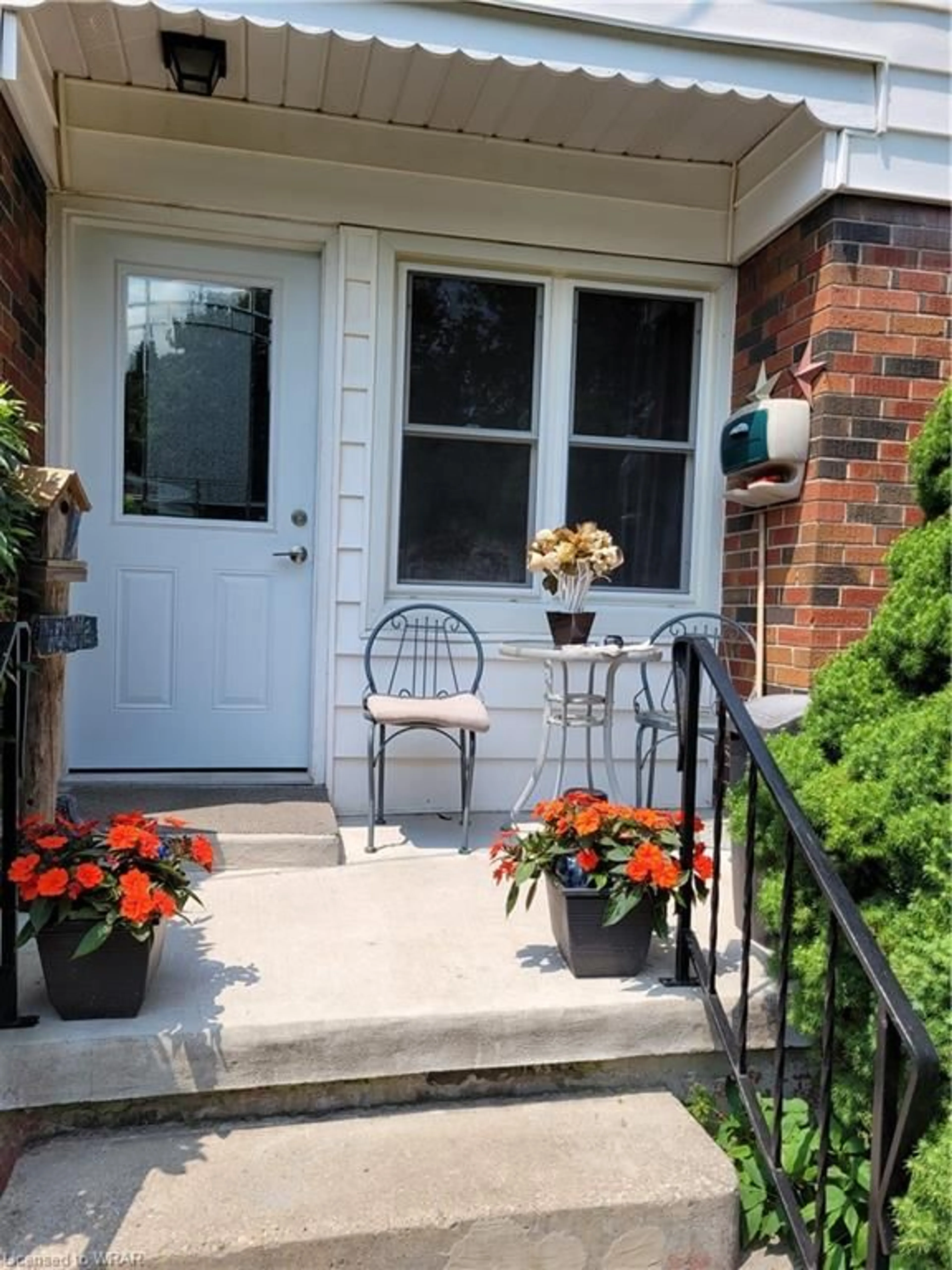 Indoor entryway for 1385 7th Ave, Owen Sound Ontario N4K 5K5