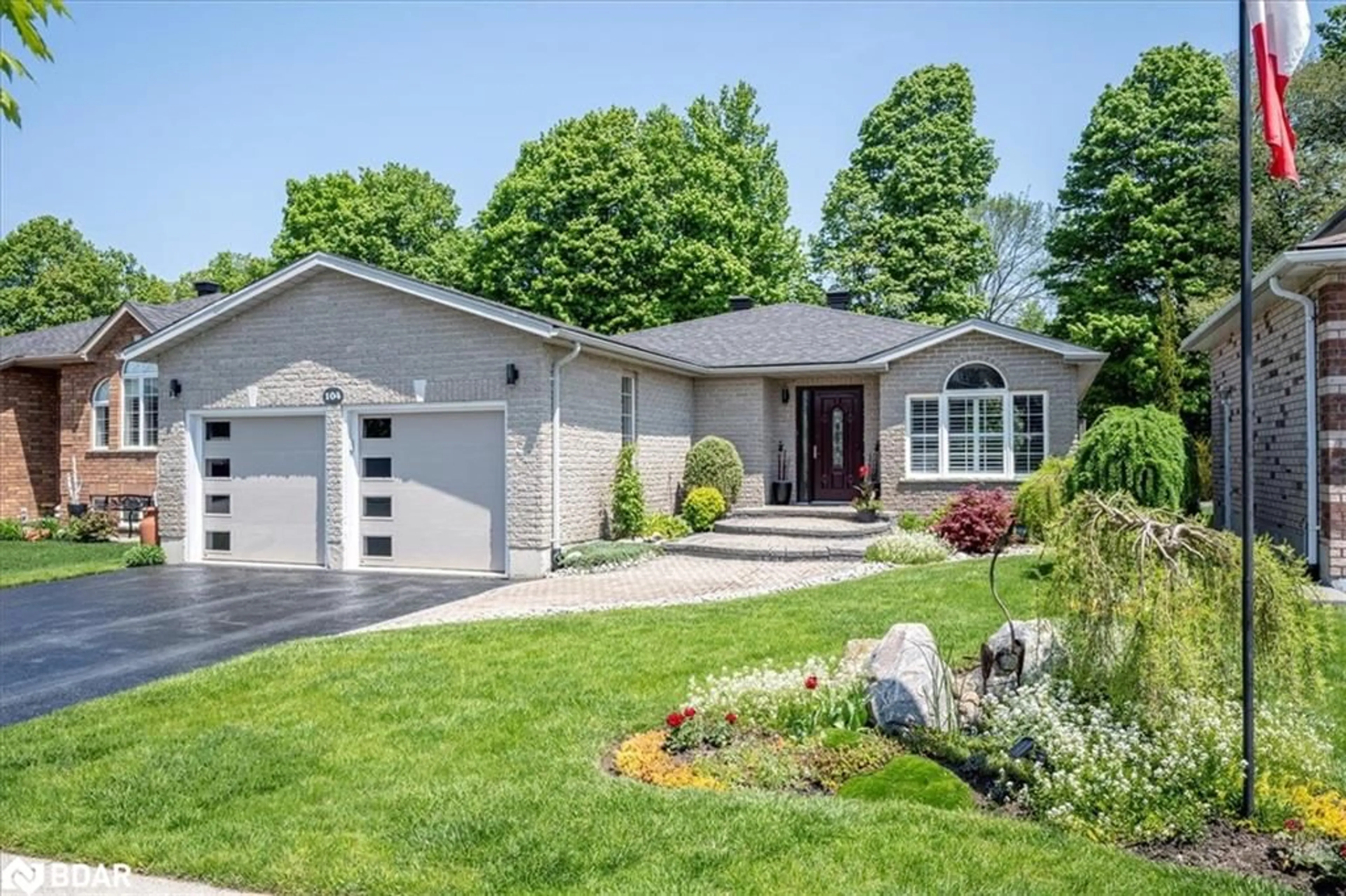 Frontside or backside of a home for 104 Crompton Dr, Barrie Ontario L4M 6P1