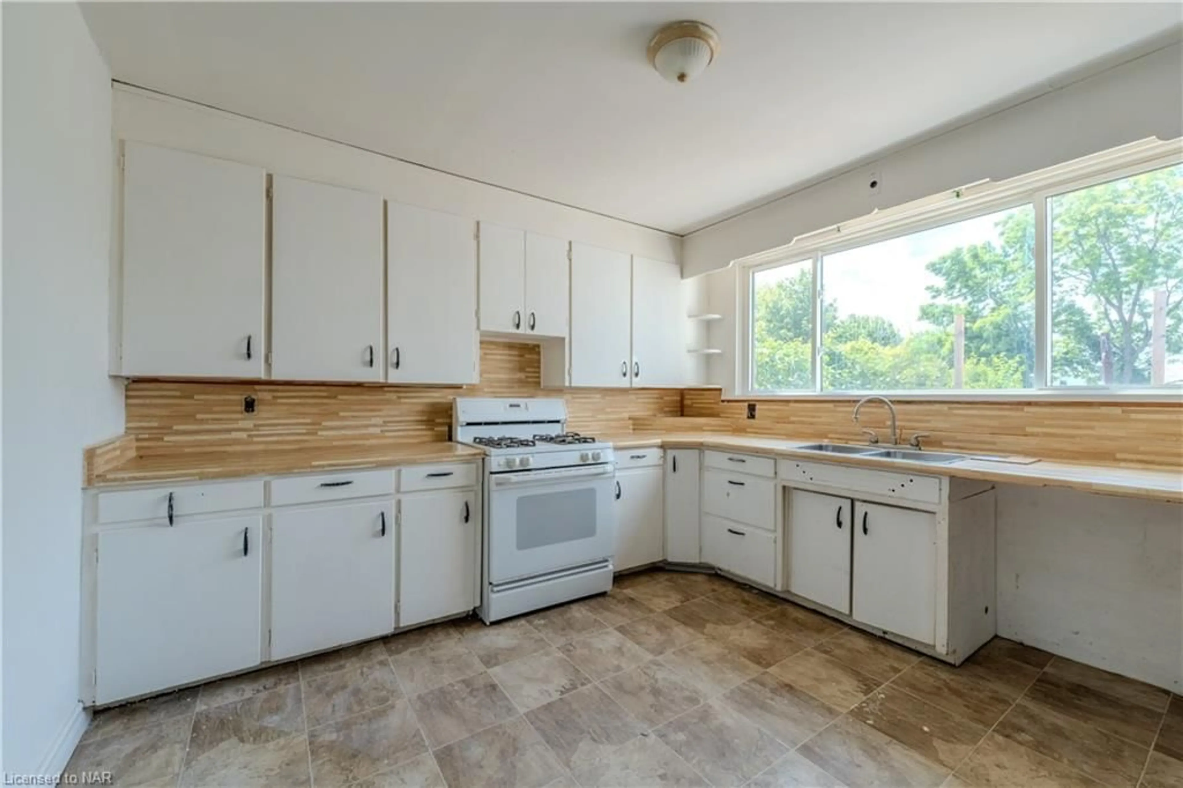 Standard kitchen, wood floors, cottage for 210 Lock St, Dunnville Ontario N1A 1V2