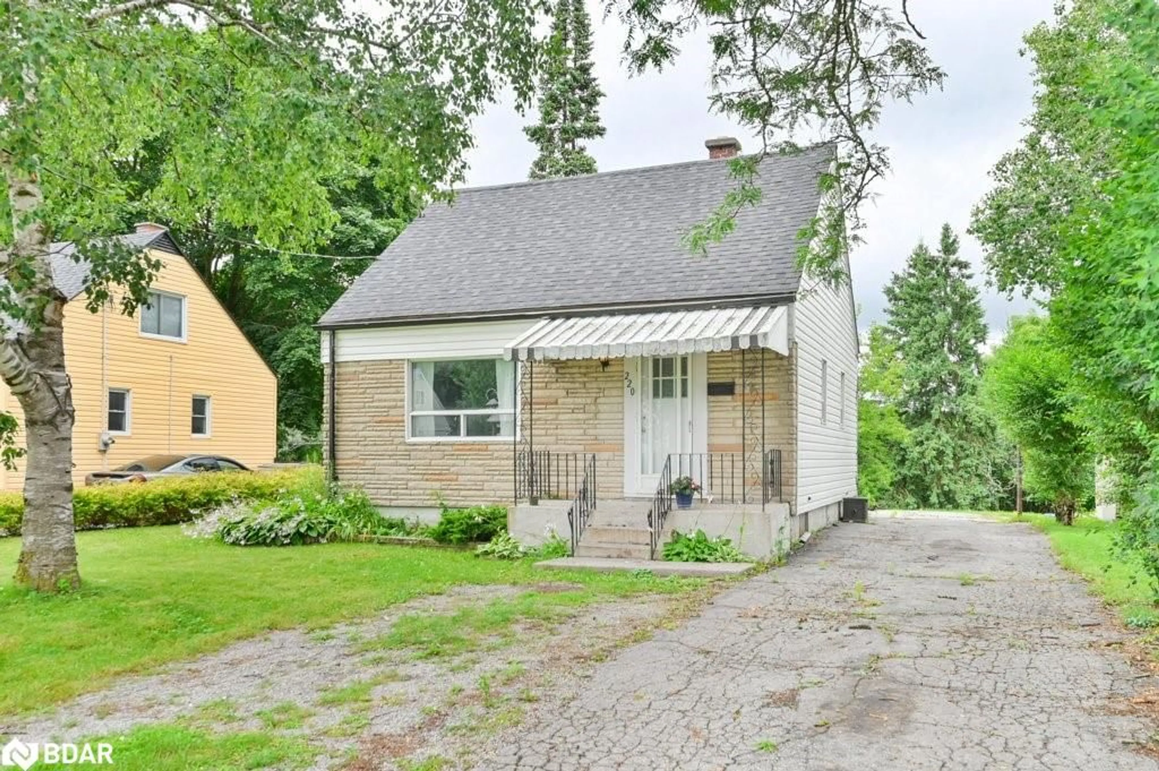 Cottage for 220 Pine St, Belleville Ontario K8N 2M7