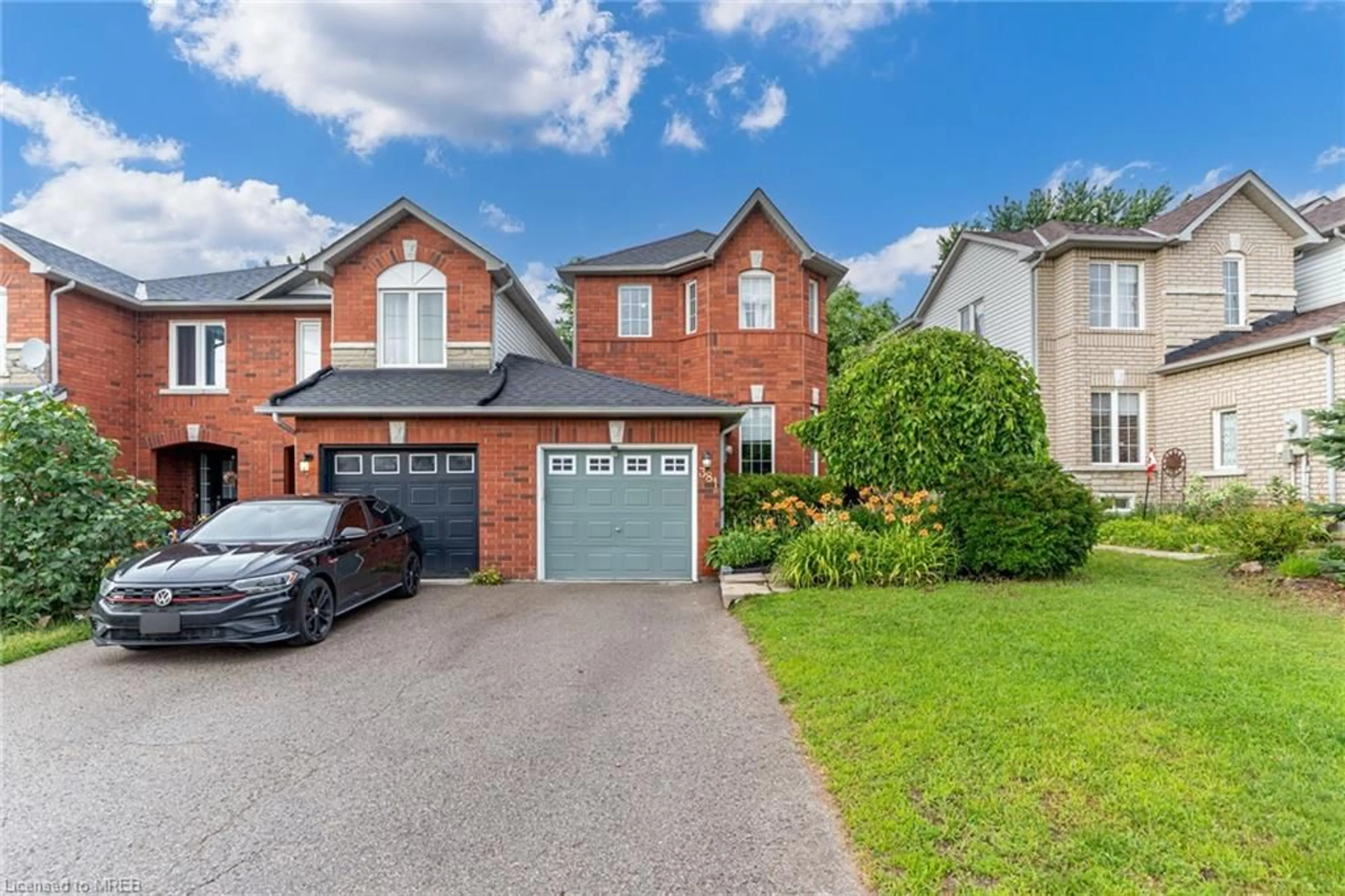 Frontside or backside of a home for 381 Ferndale Rd, Barrie Ontario L4N 9Y8
