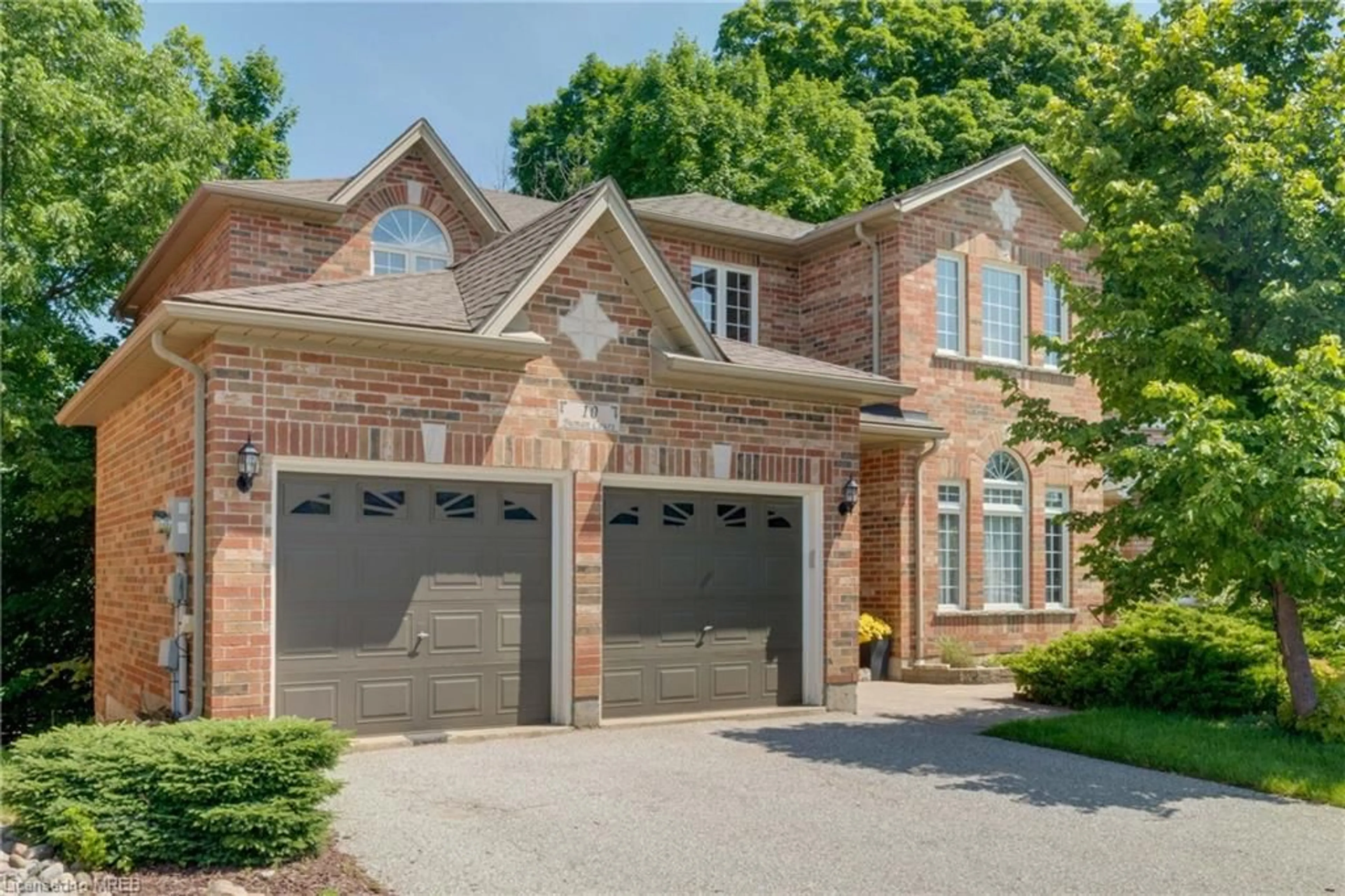 Home with brick exterior material for 10 Buman Crt, Barrie Ontario L4N 0L3