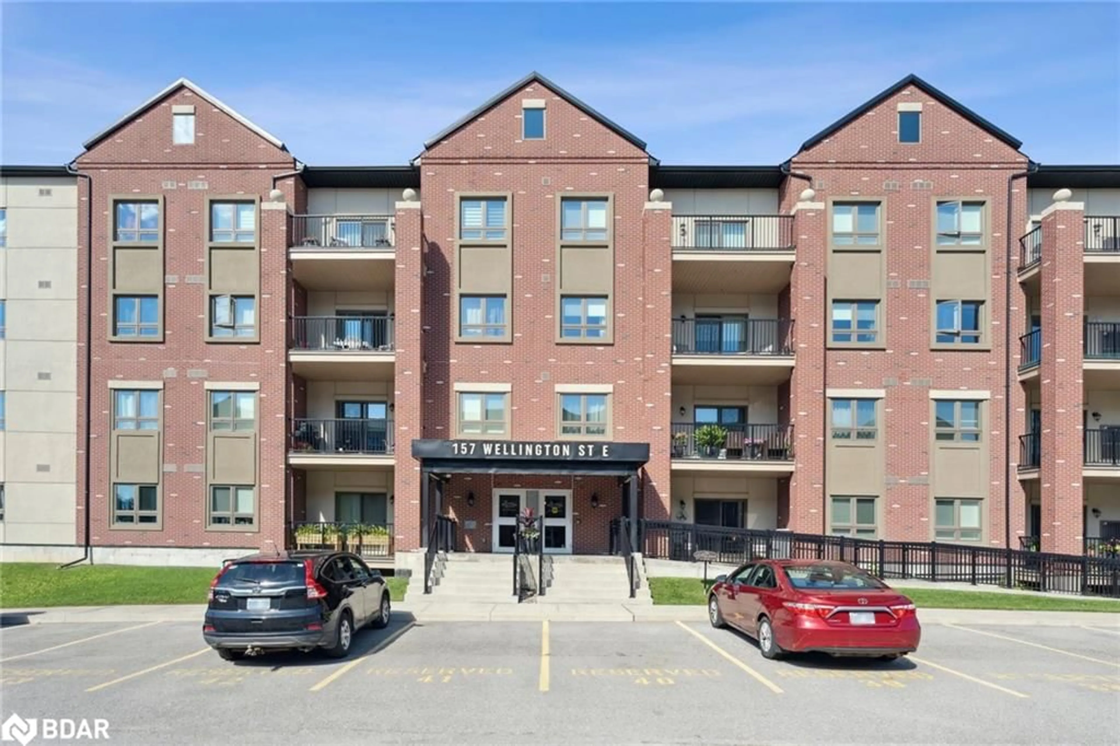 A pic from exterior of the house or condo for 157 Wellington St #304, New Tecumseth Ontario L9R 0R7