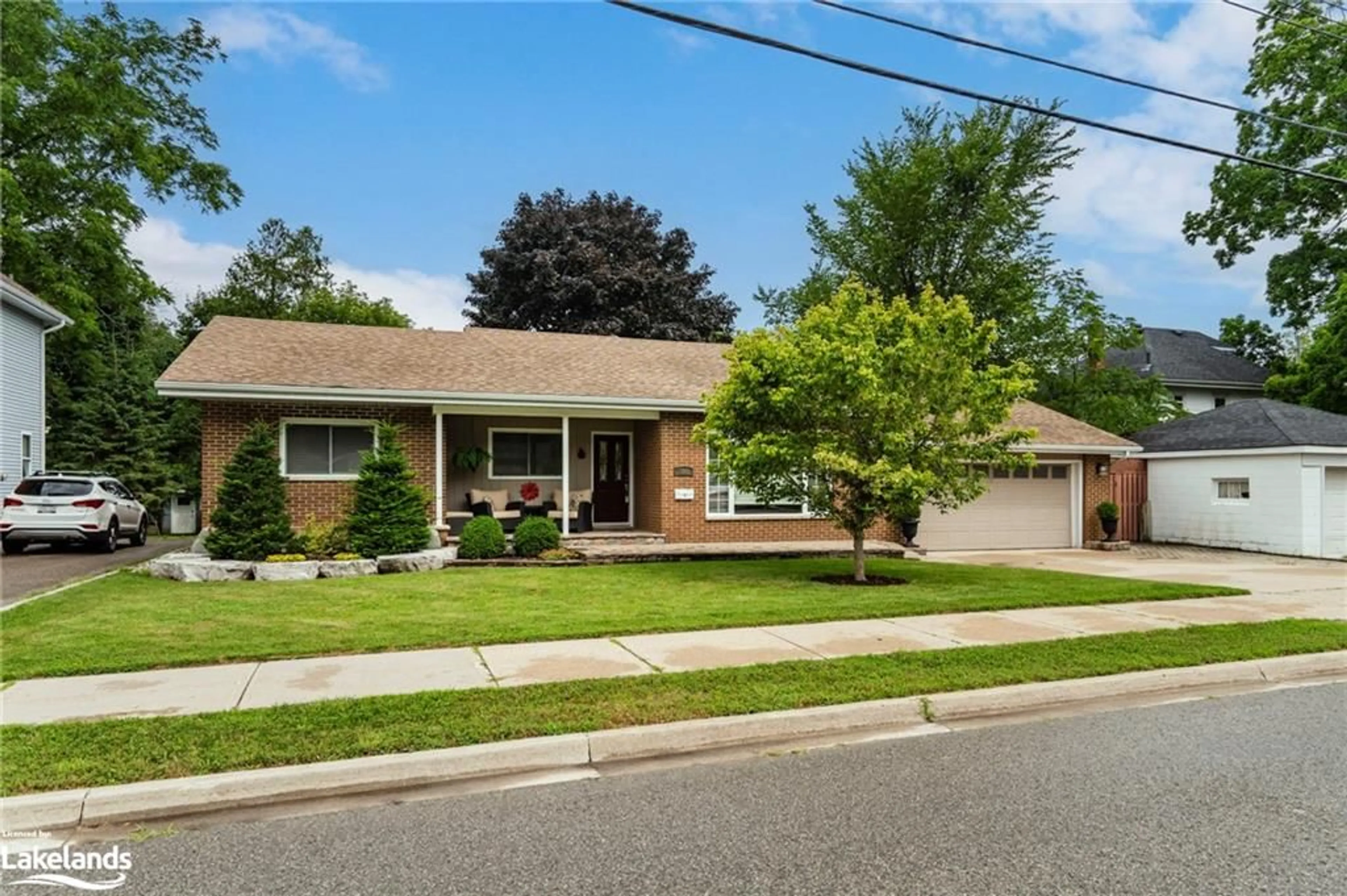 Home with brick exterior material for 386 Colborne St, Midland Ontario L4R 2K4