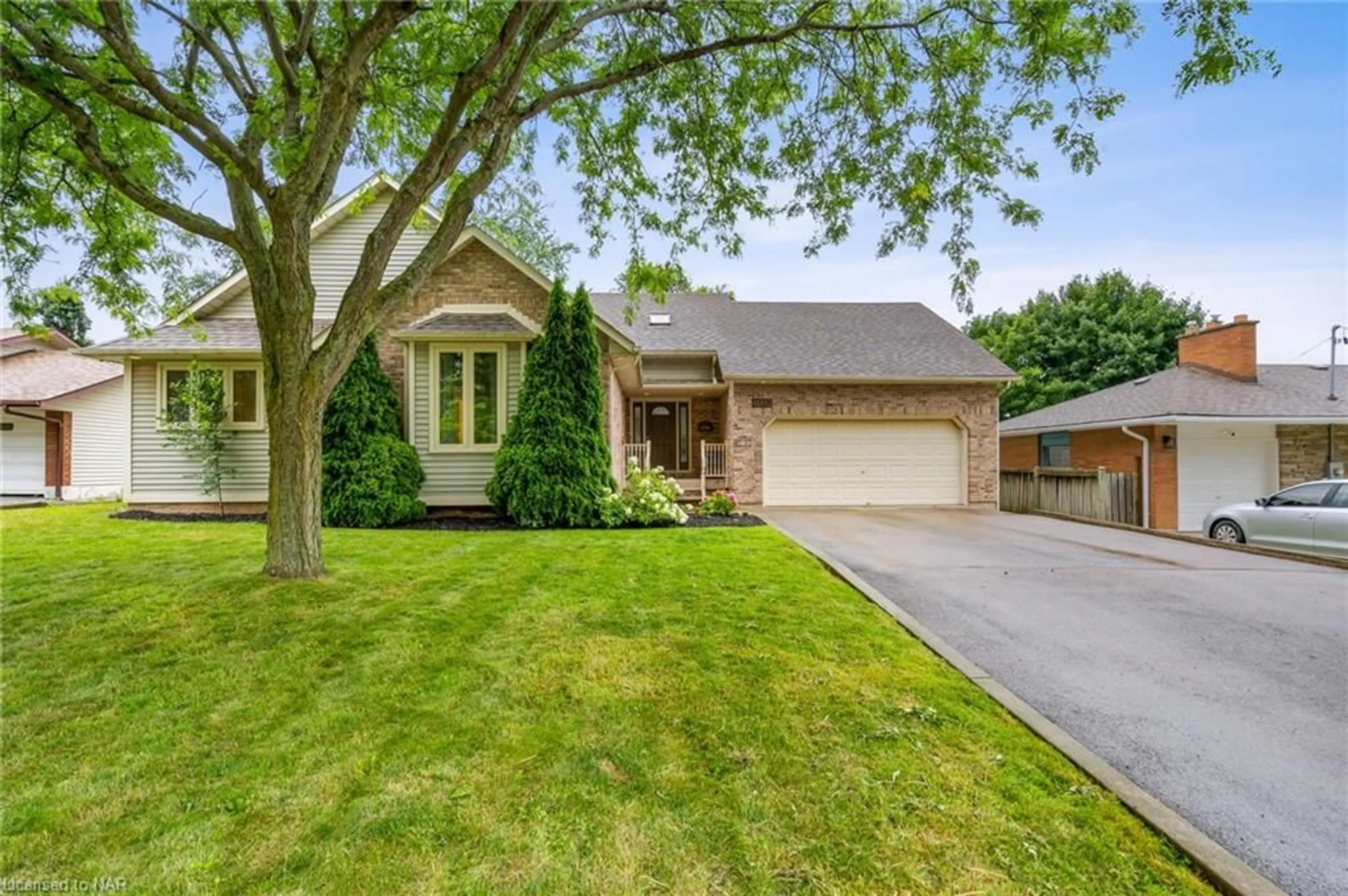 Frontside or backside of a home for 4092 Barry Dr, Beamsville Ontario L0R 1B7