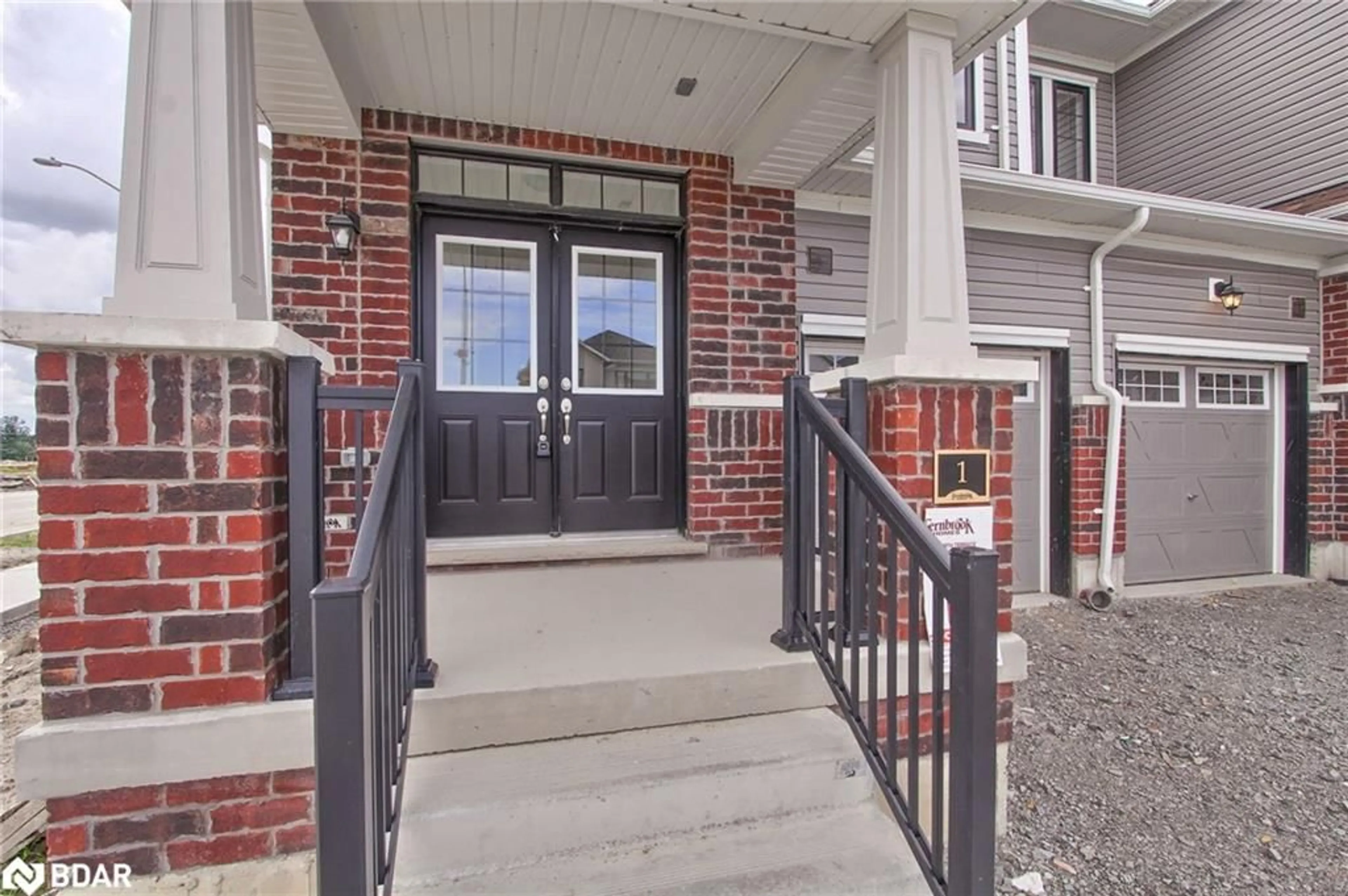 Indoor entryway for 1 Tamworth Terr, Barrie Ontario L9S 2Z8