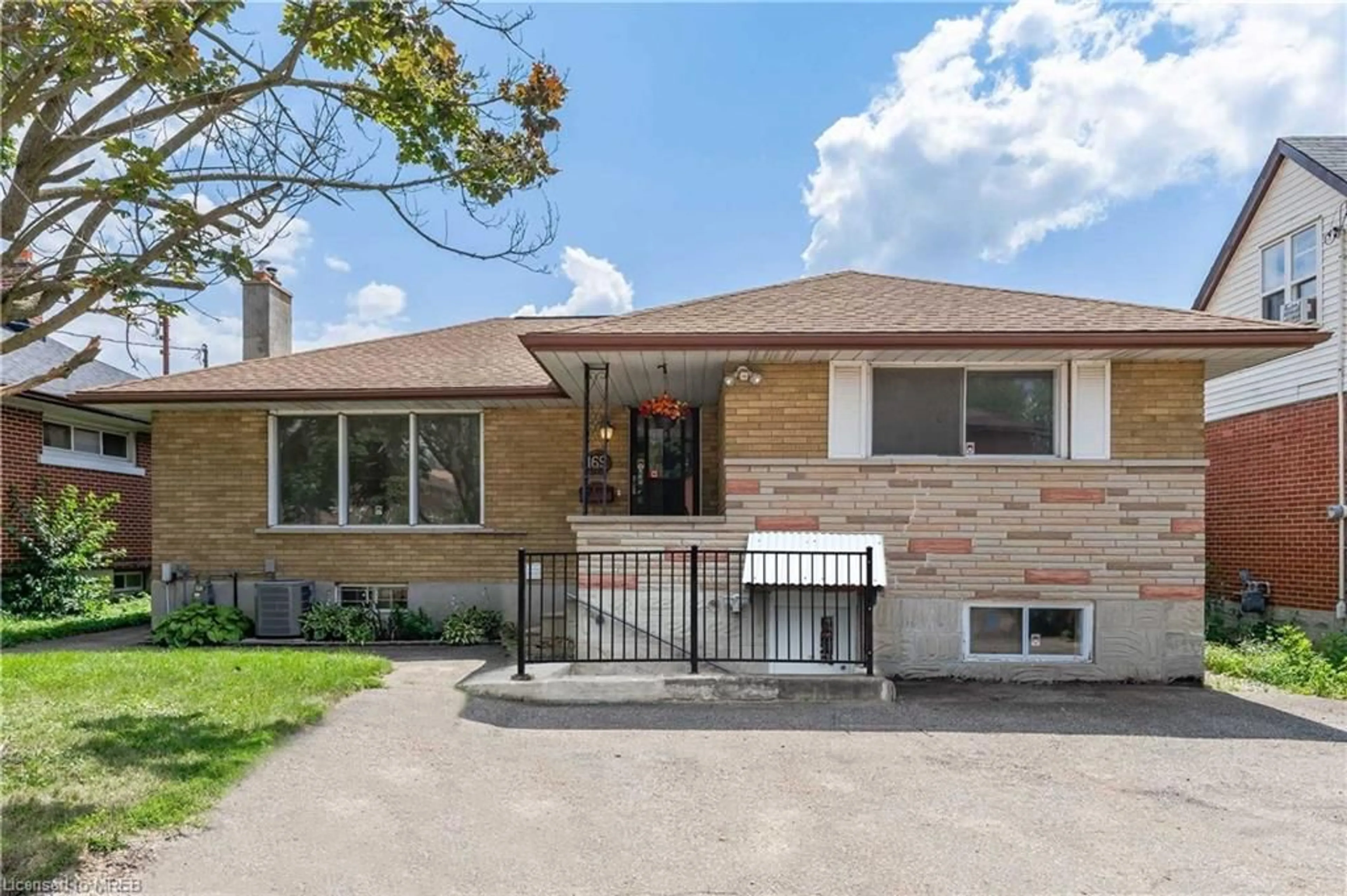 Frontside or backside of a home for 169 Heiman St, Kitchener Ontario N2M 3M1