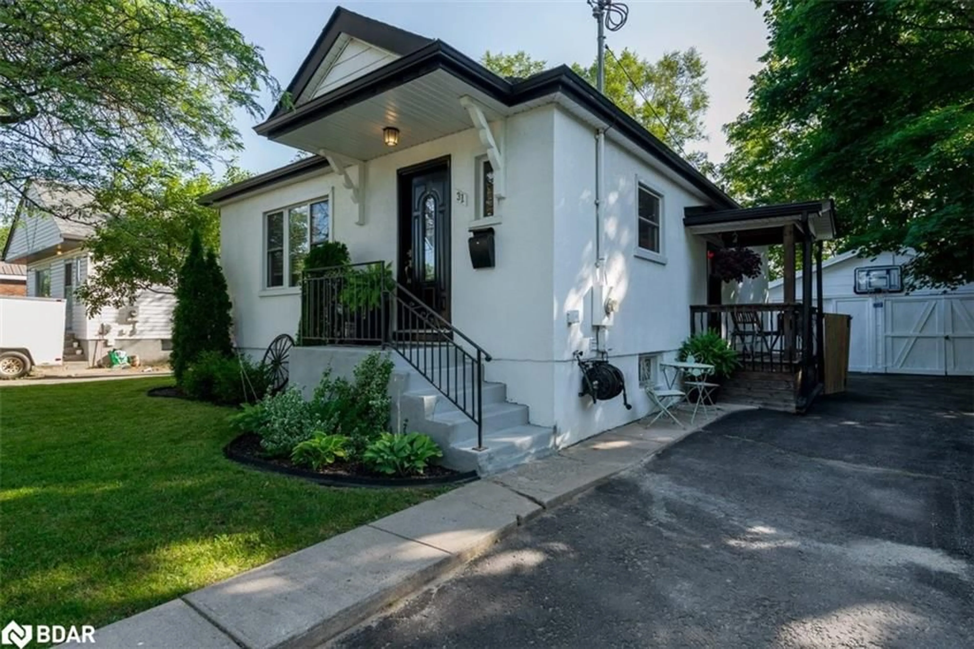 Frontside or backside of a home for 31 Newton St, Barrie Ontario L4M 3N2