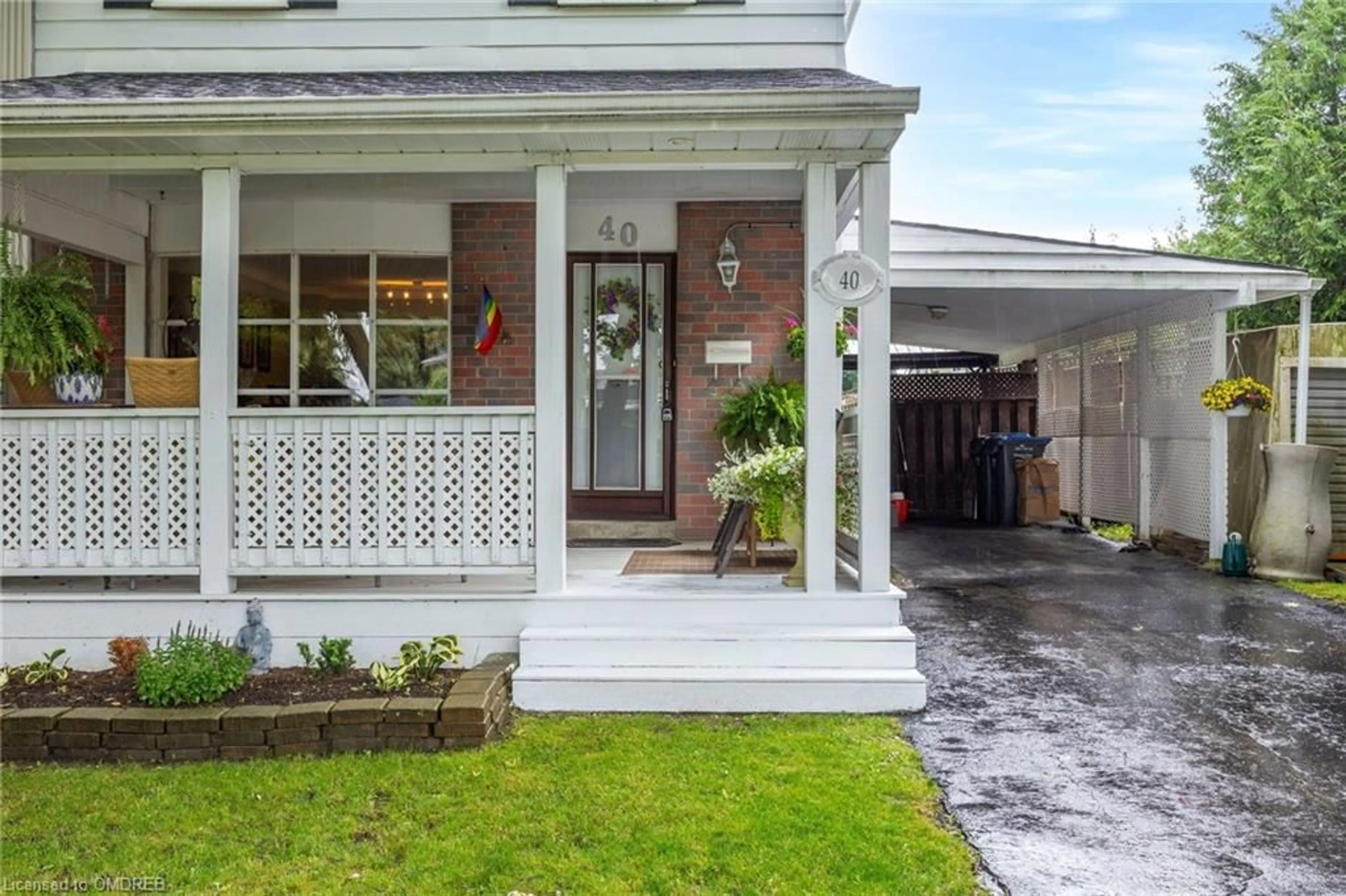 Indoor entryway for 40 Greenwood Cres, Brampton Ontario L6S 1T3