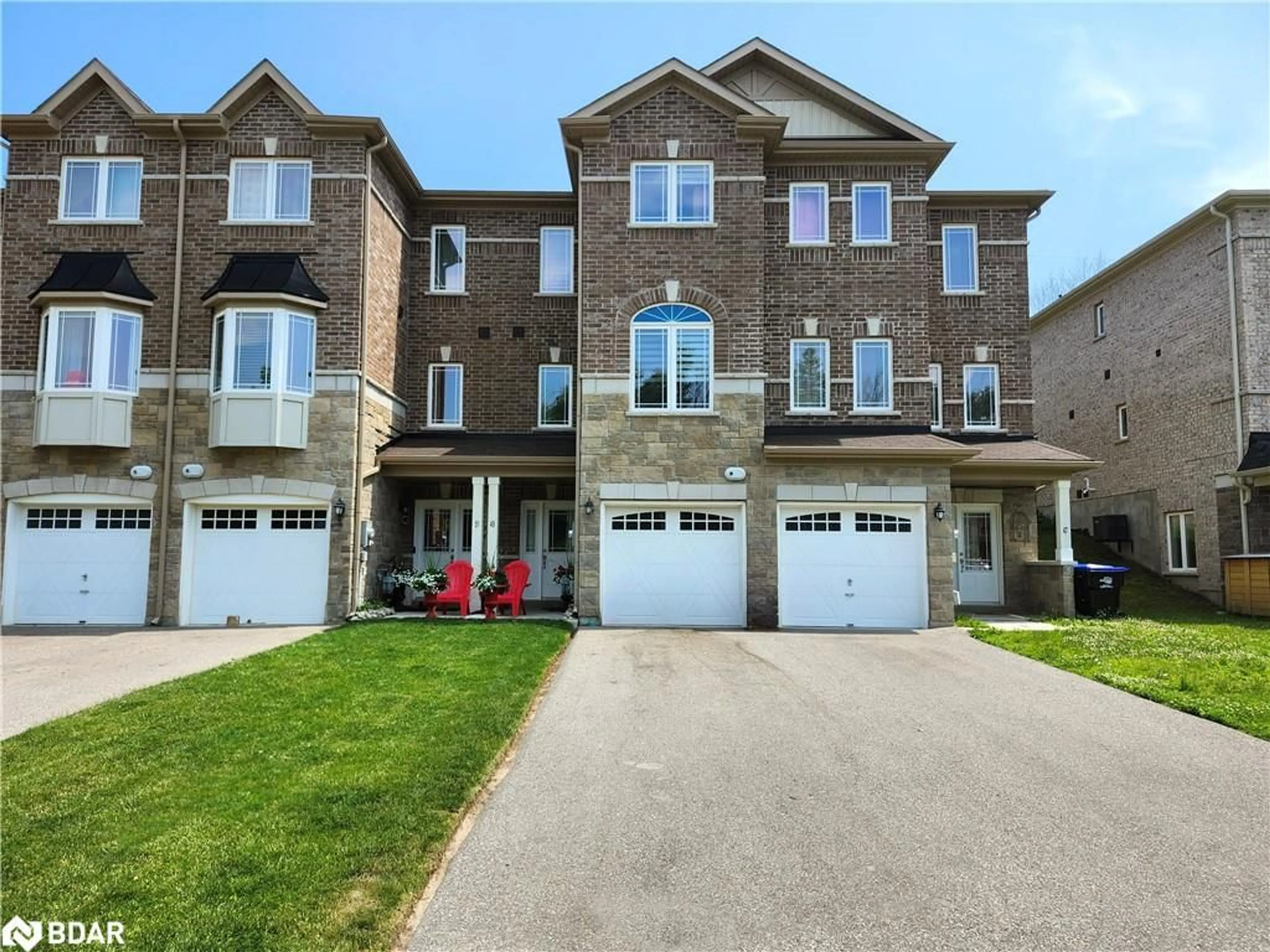 A pic from exterior of the house or condo for 49 Milson Cres, Angus Ontario L3W 0C9