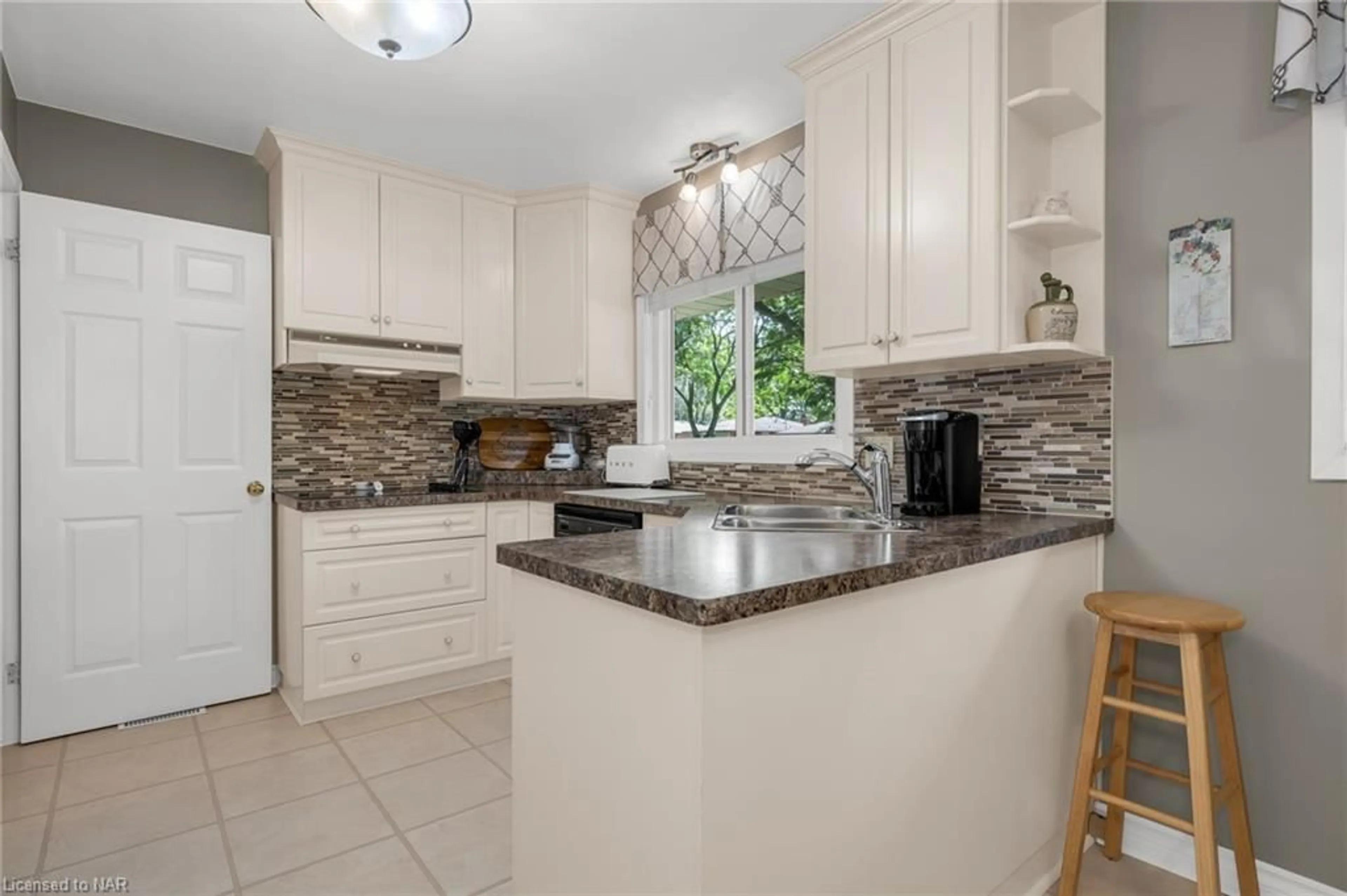Kitchen for 51 Regent Dr, St. Catharines Ontario L2M 3L8