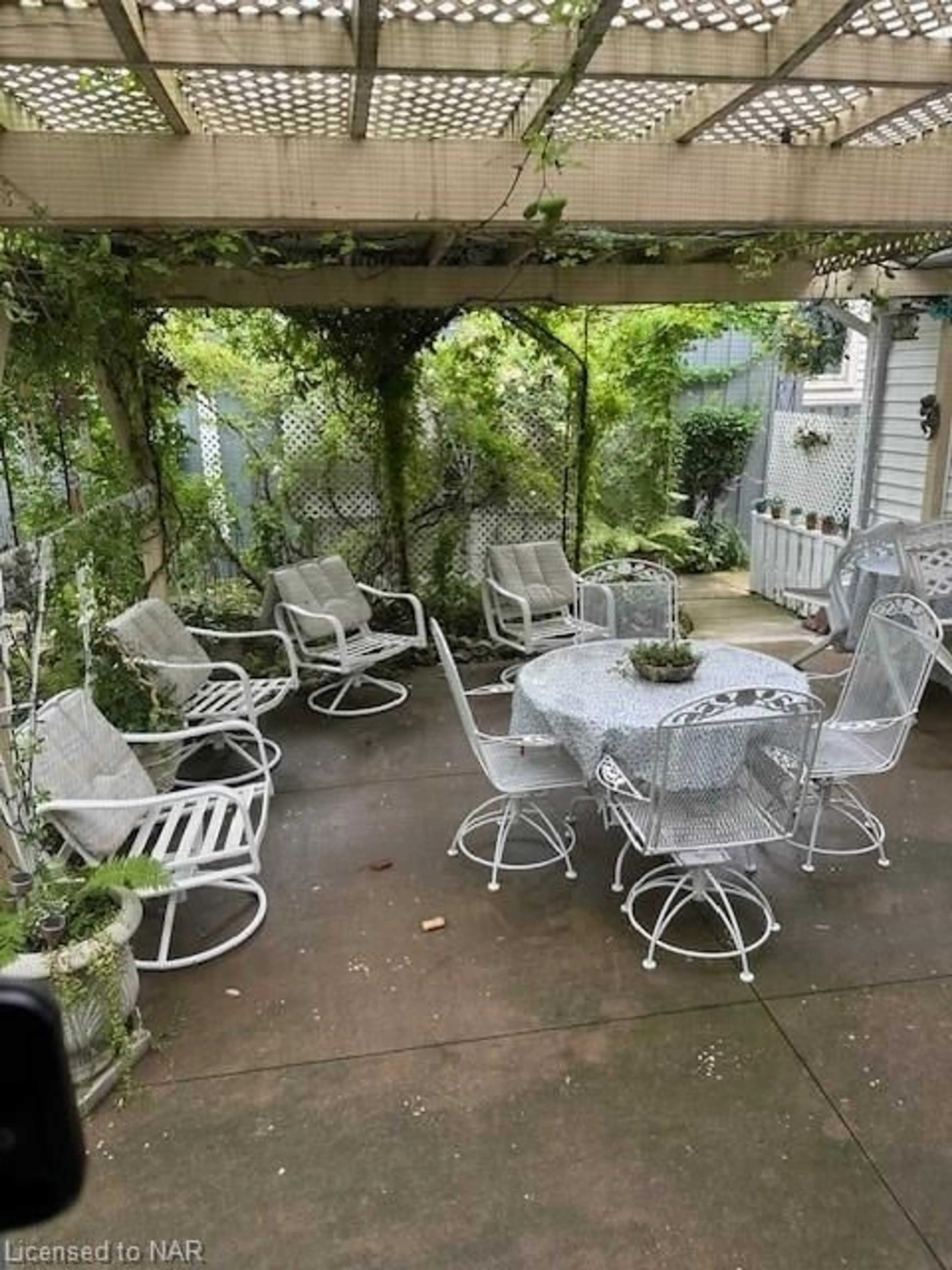 Patio for 147 Village Rd, St. Catharines Ontario L2T 3C4