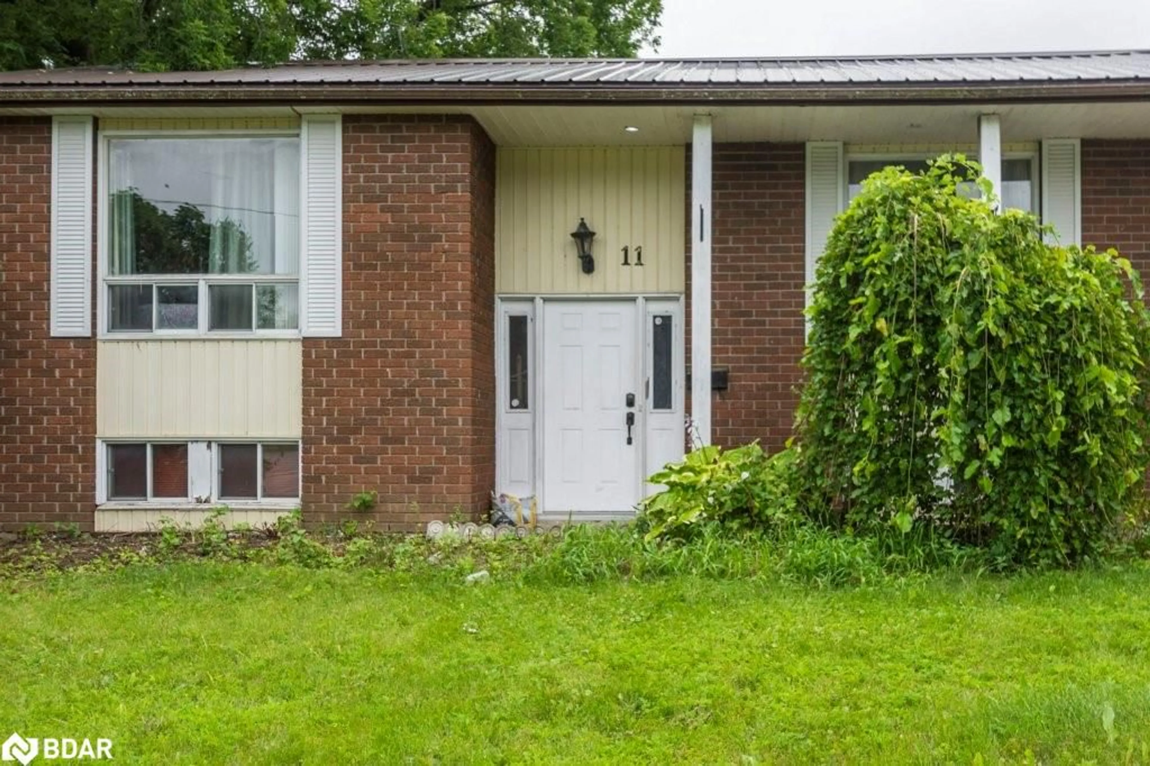 Outside view for 11 Charlotte St, Quinte West Ontario K8V 2C1