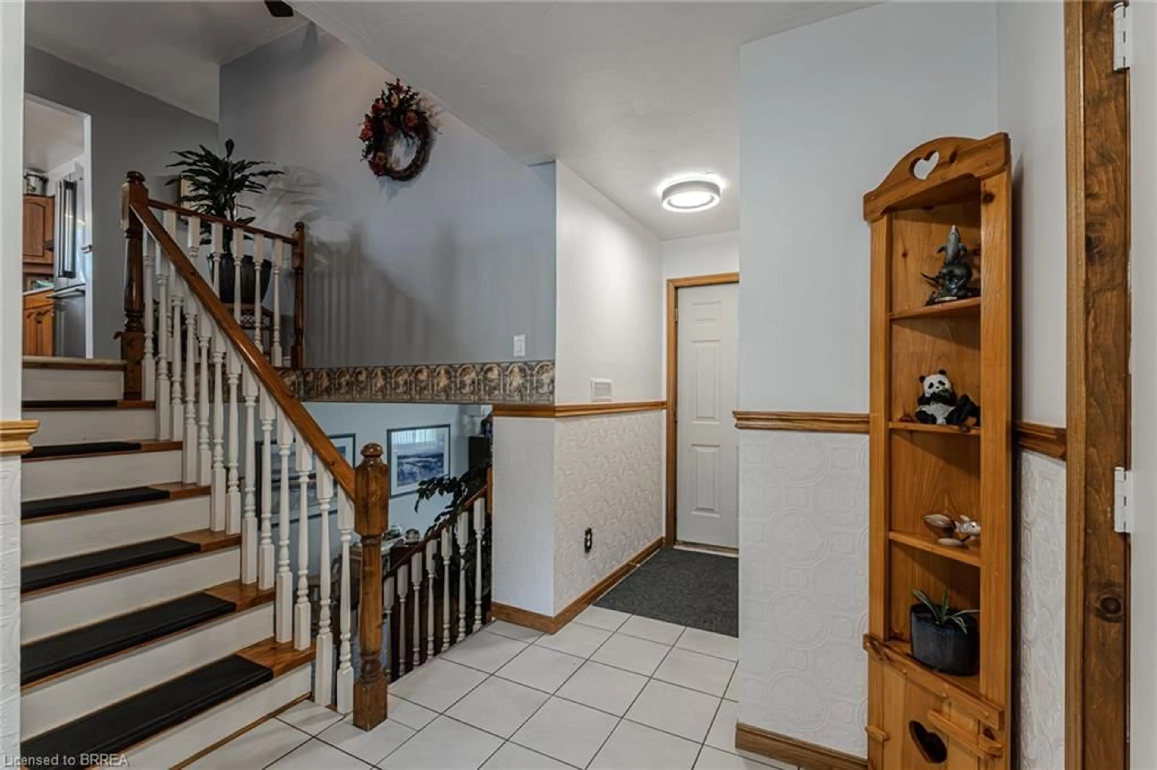 Indoor foyer for 3 Cedar St, Paris Ontario N3L 3E3