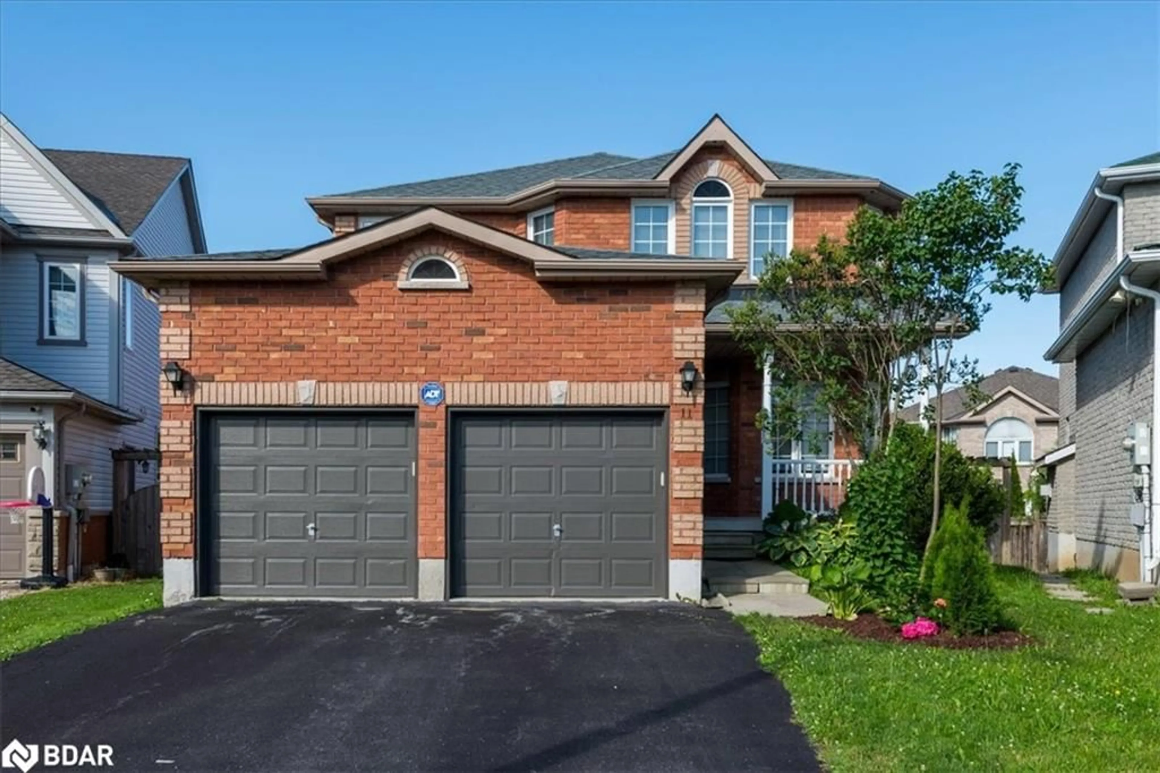 Home with brick exterior material for 11 Sovereign's Gate, Barrie Ontario L4N 0K7