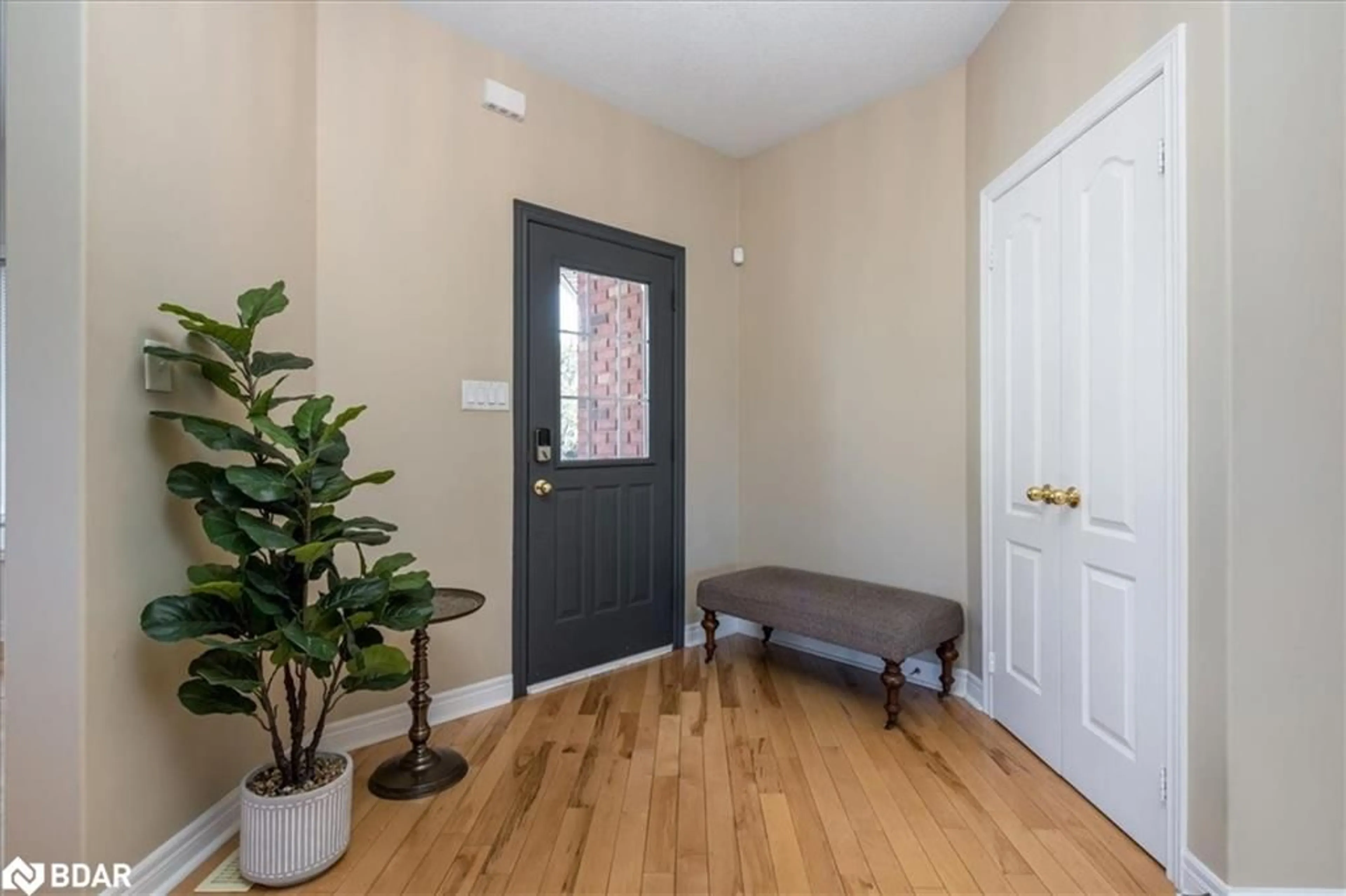 Indoor entryway, wood floors for 11 Sovereign's Gate, Barrie Ontario L4N 0K7