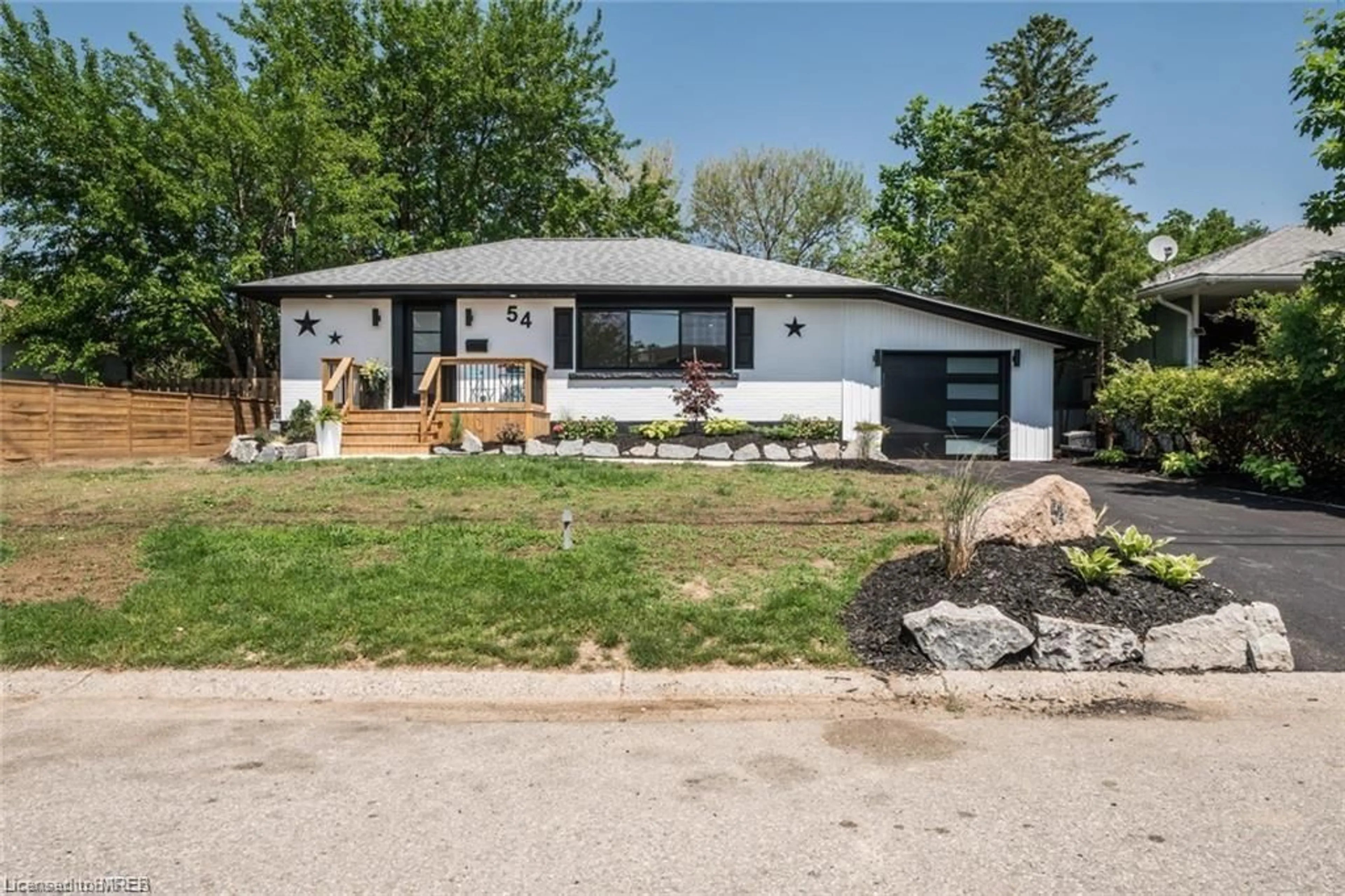 Frontside or backside of a home for 54 Lyndhurst St, Brantford Ontario N3S 4M7